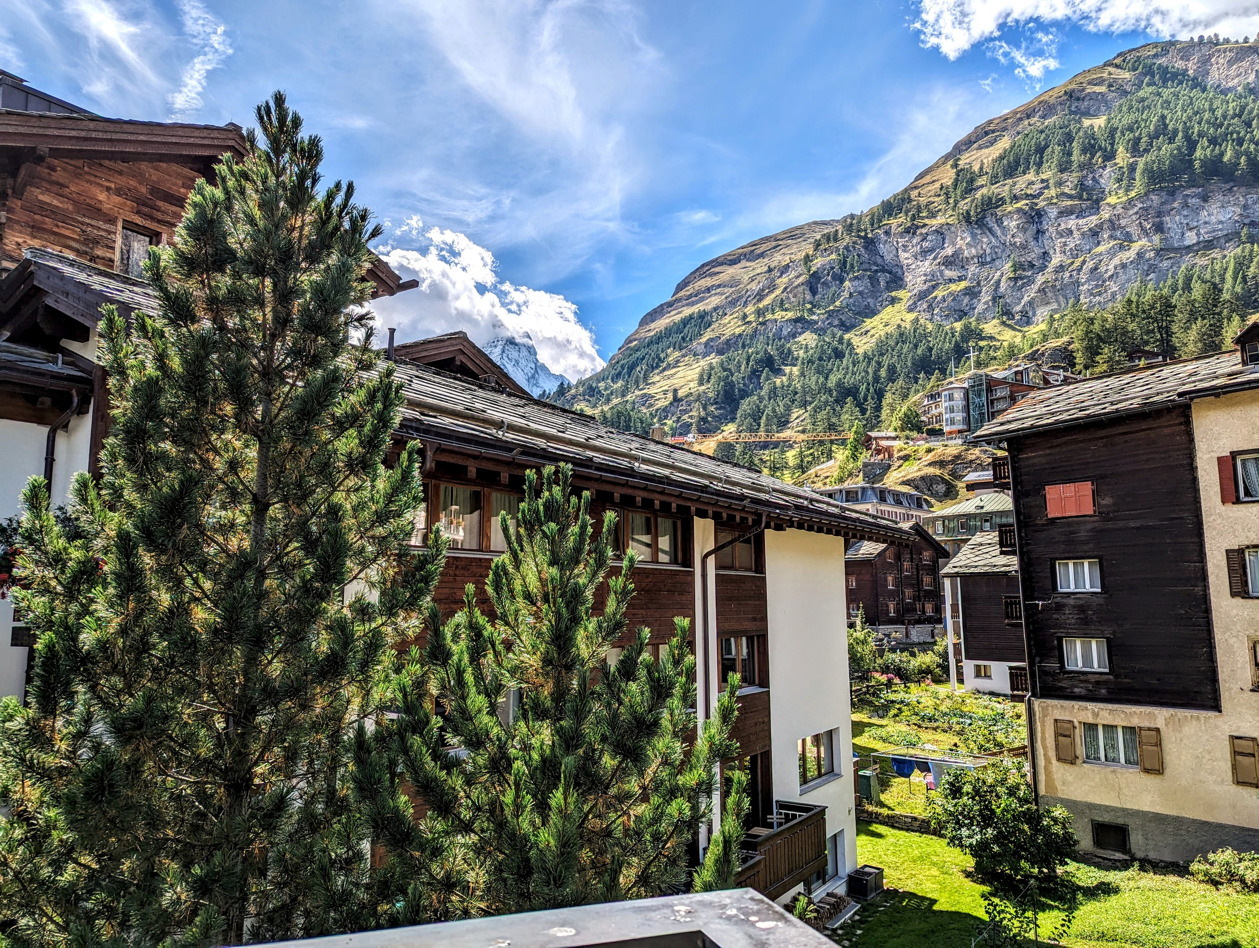 Alpine Wohnhäuser mit Bergpanorama