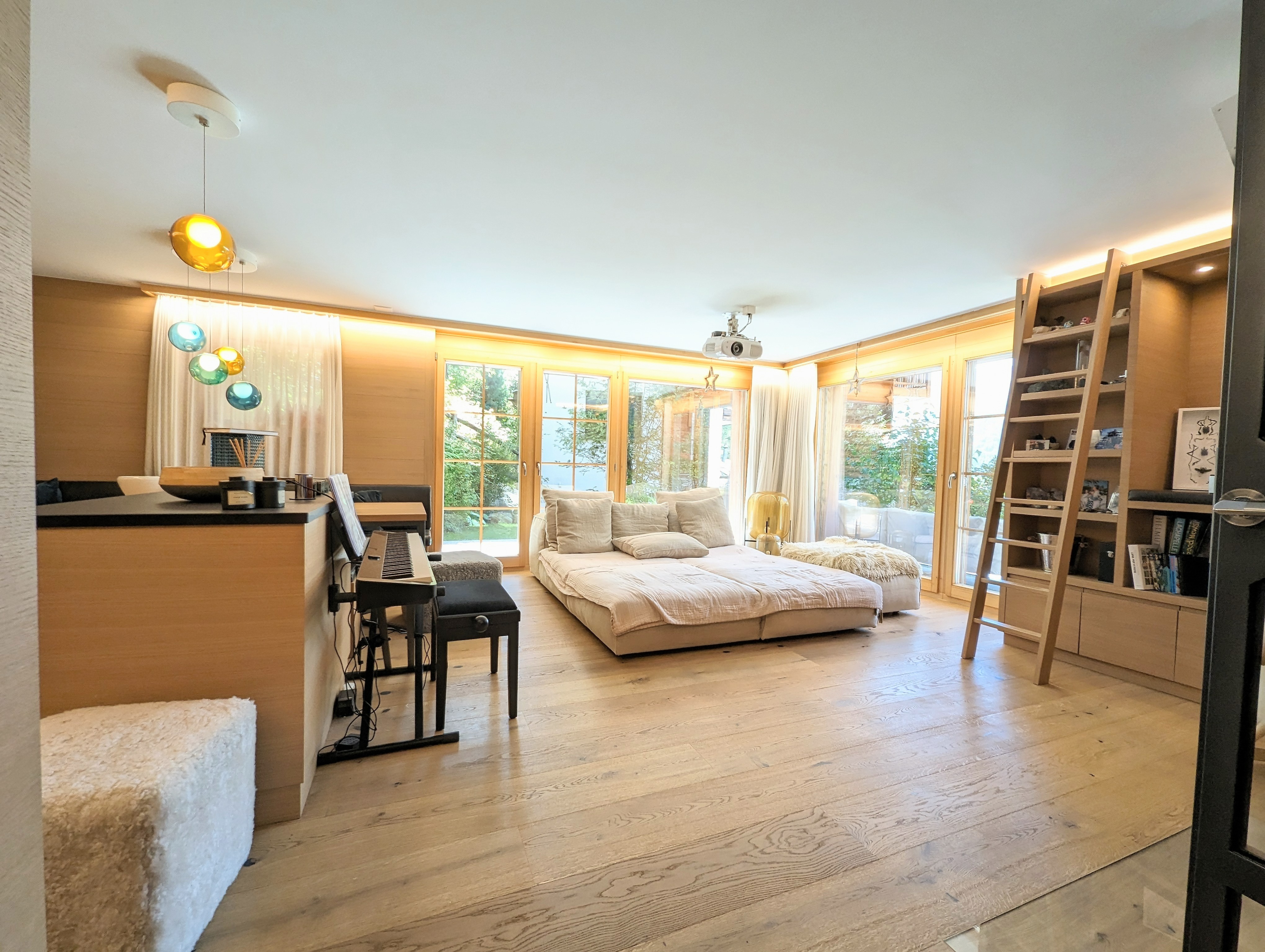 Helles Schlafzimmer mit großer Fensterfront und integrierter Möbelwand