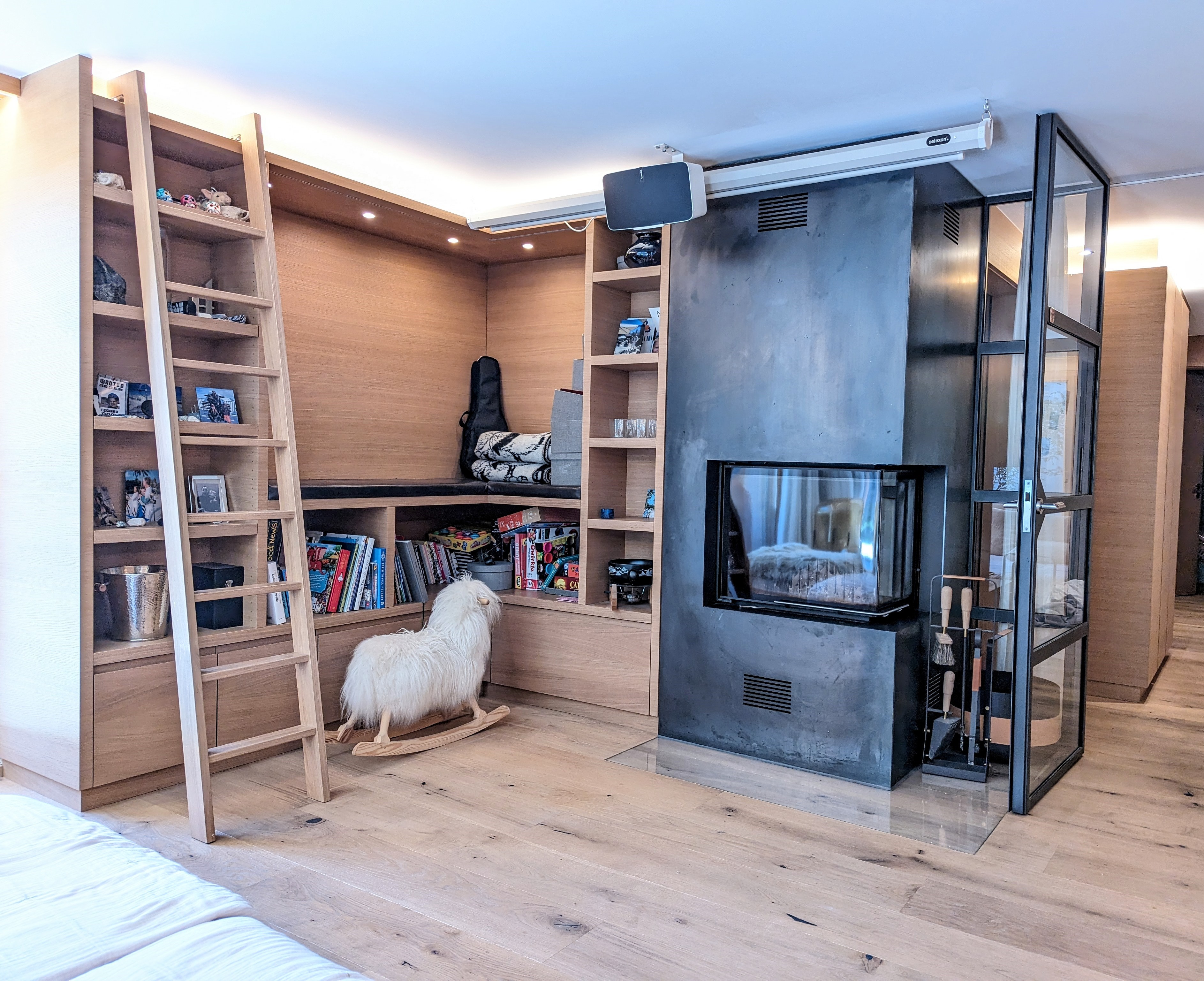 Gemütlicher Wohnraum mit Kamin und Einbauregalen