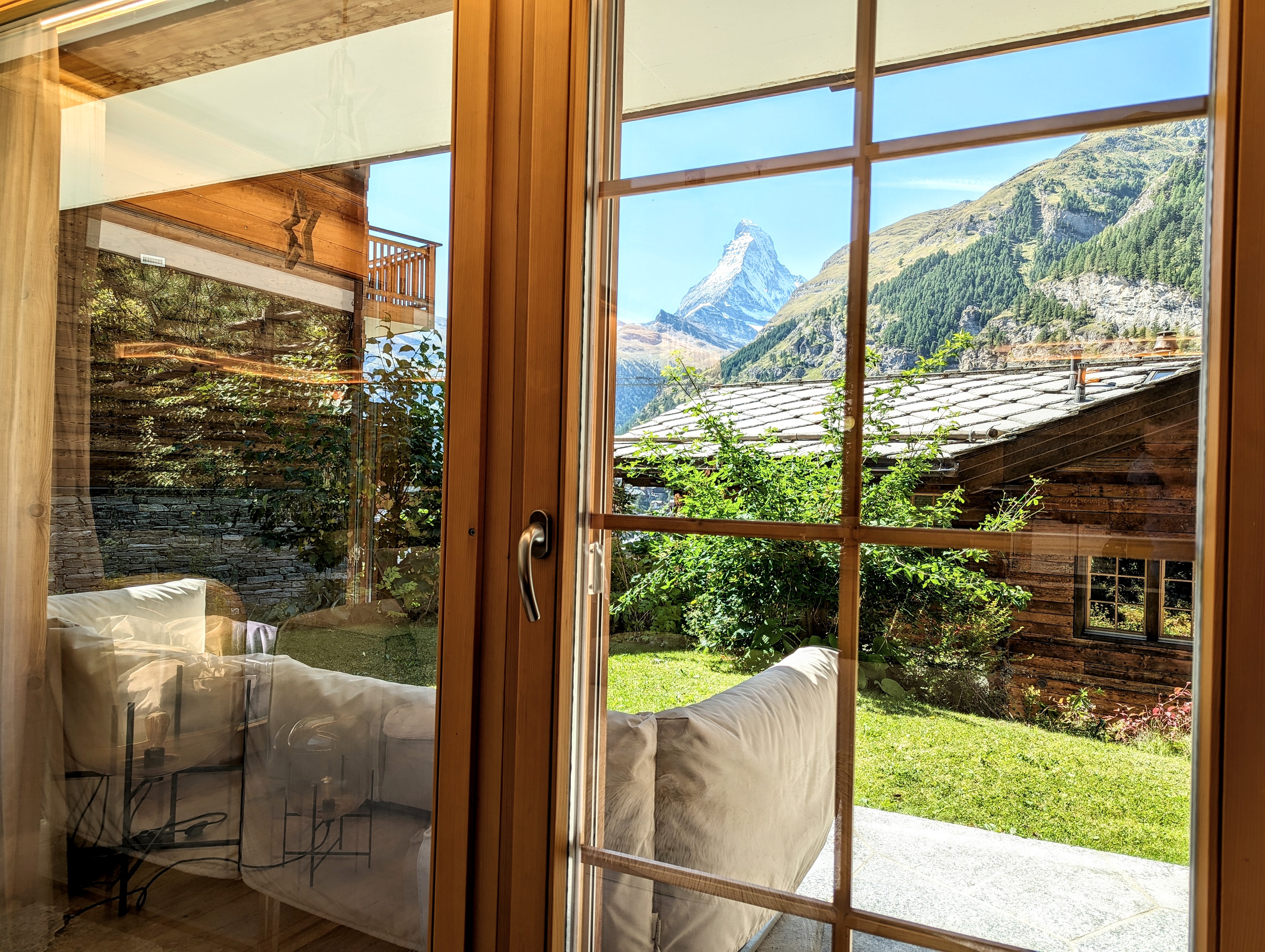 Bergausblick durch eine Holzterrassentür