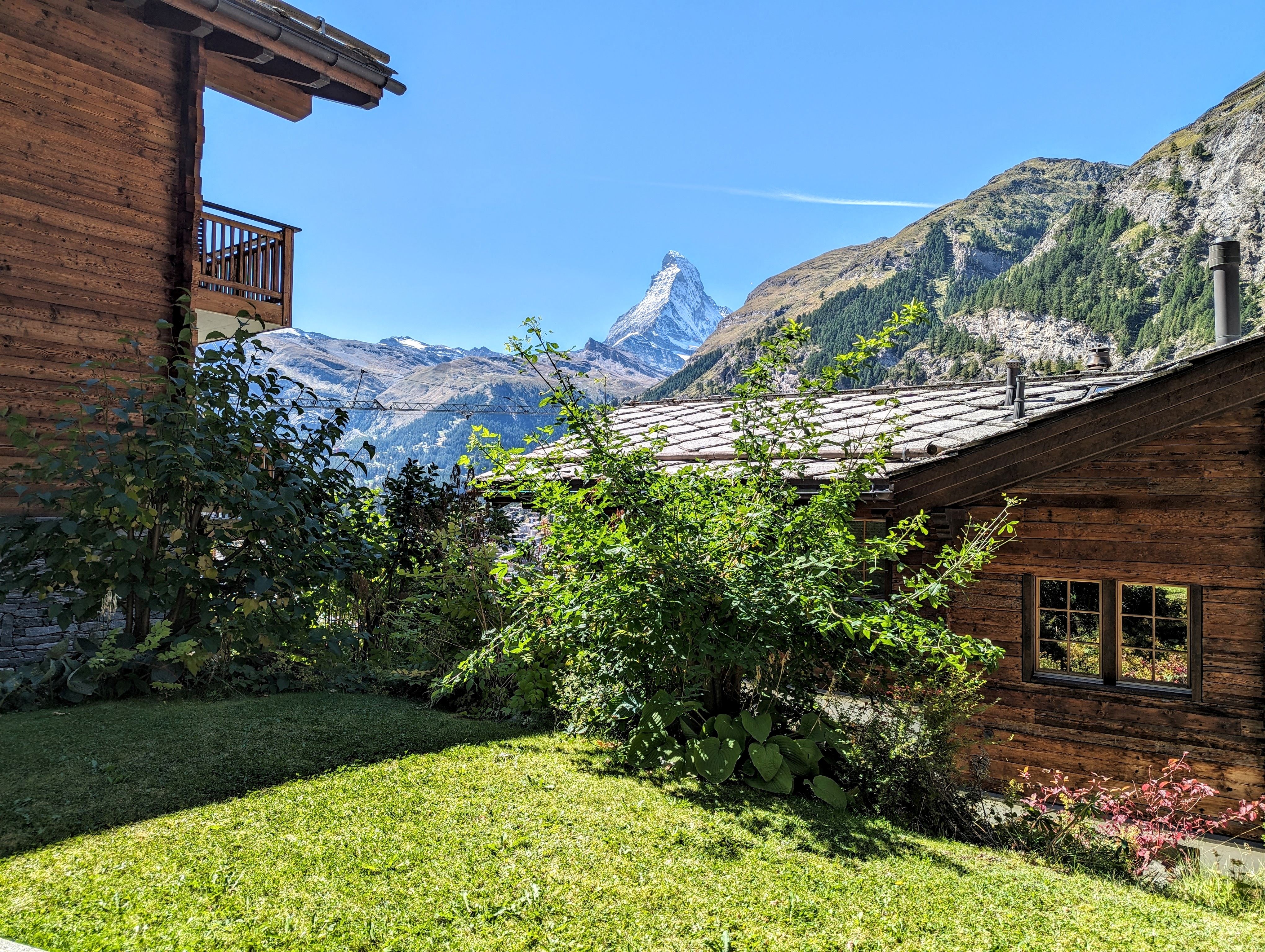 Alpines Holzhaus mit Matterhorn-Blick