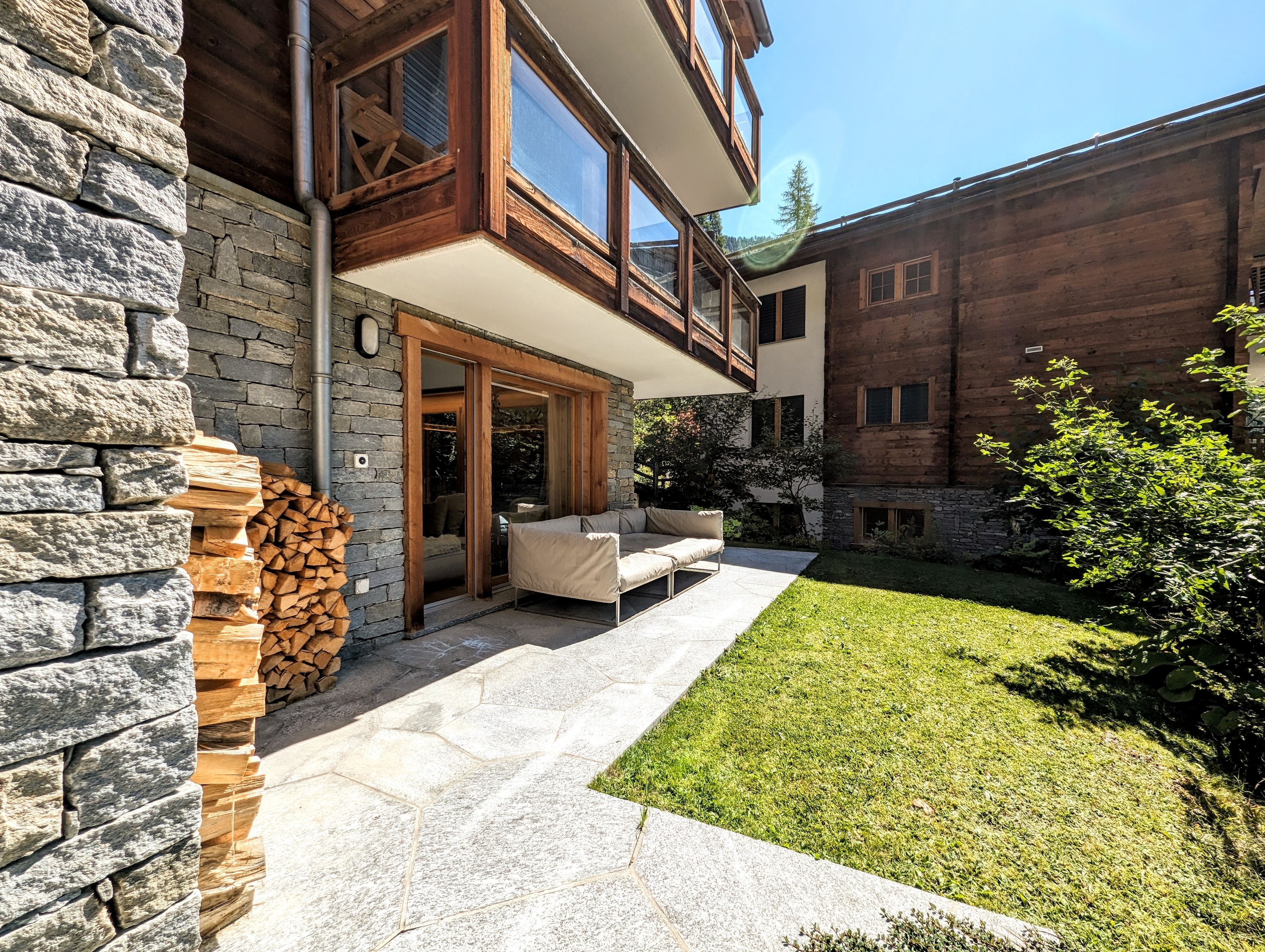 Alpiner Innenhof mit Terrasse