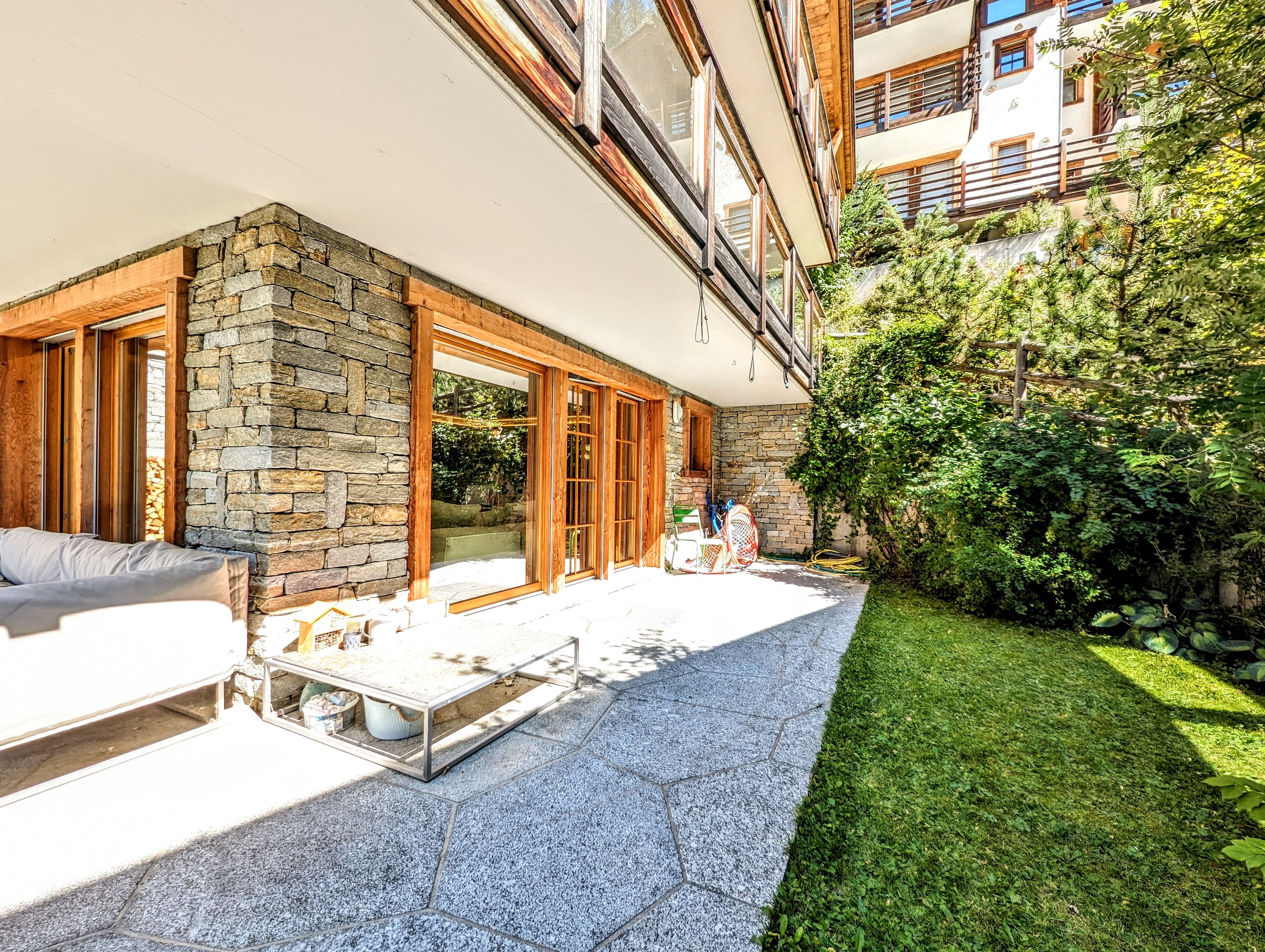 Terrasse an einem chaletartigen Wohngebäude