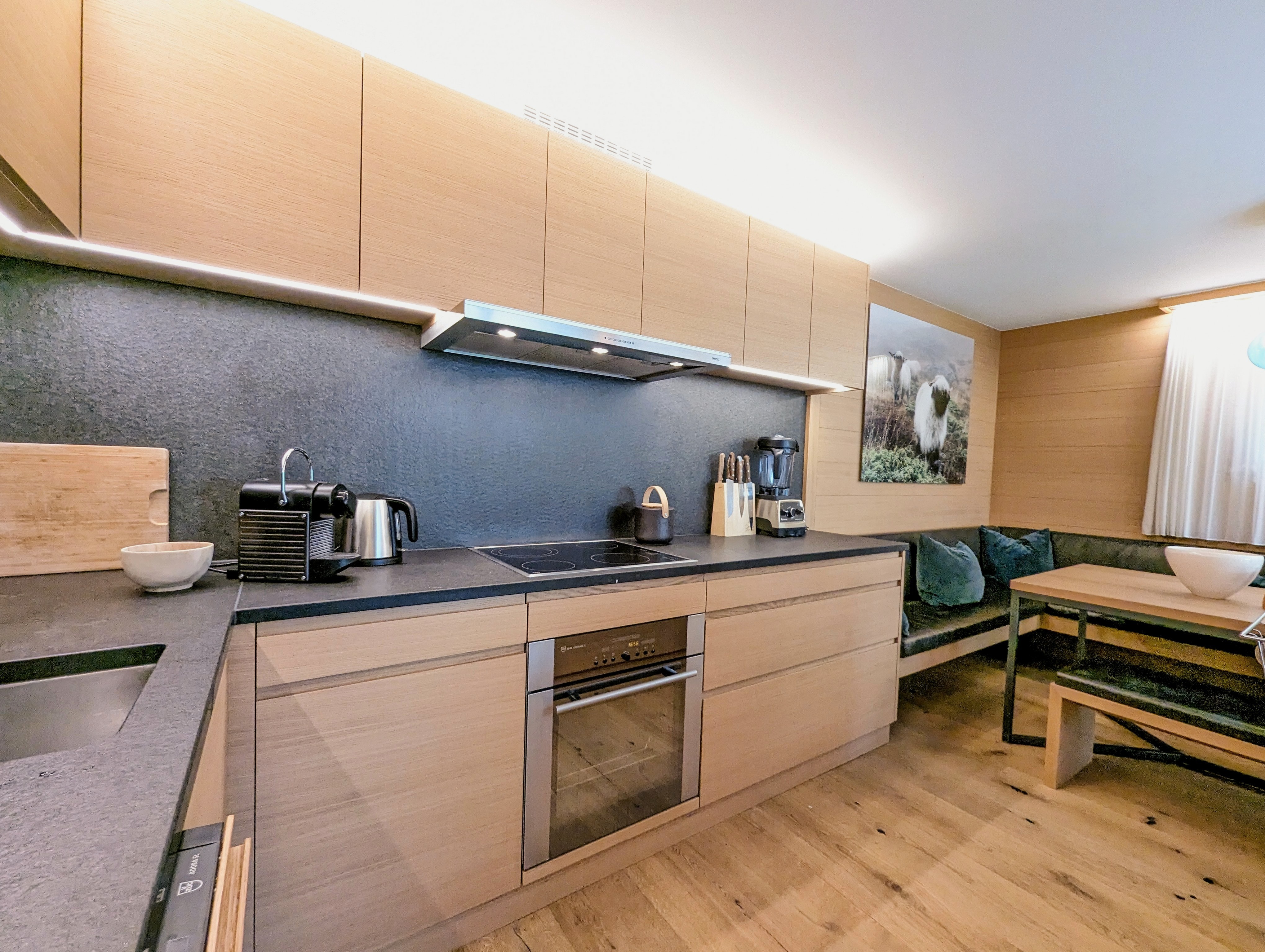 Moderne Wohnküche mit Holzfronten