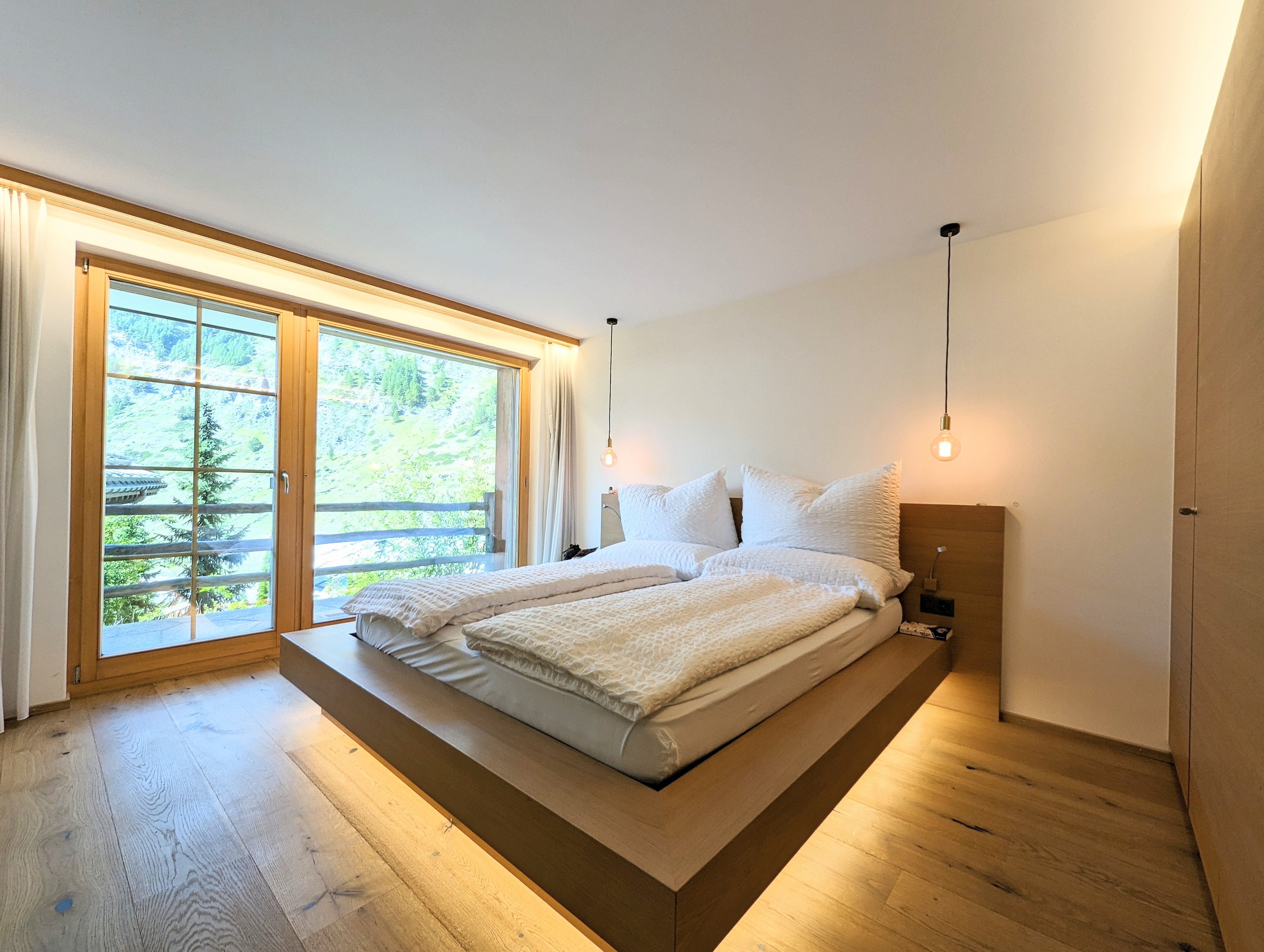 Helles Schlafzimmer mit Bergblick