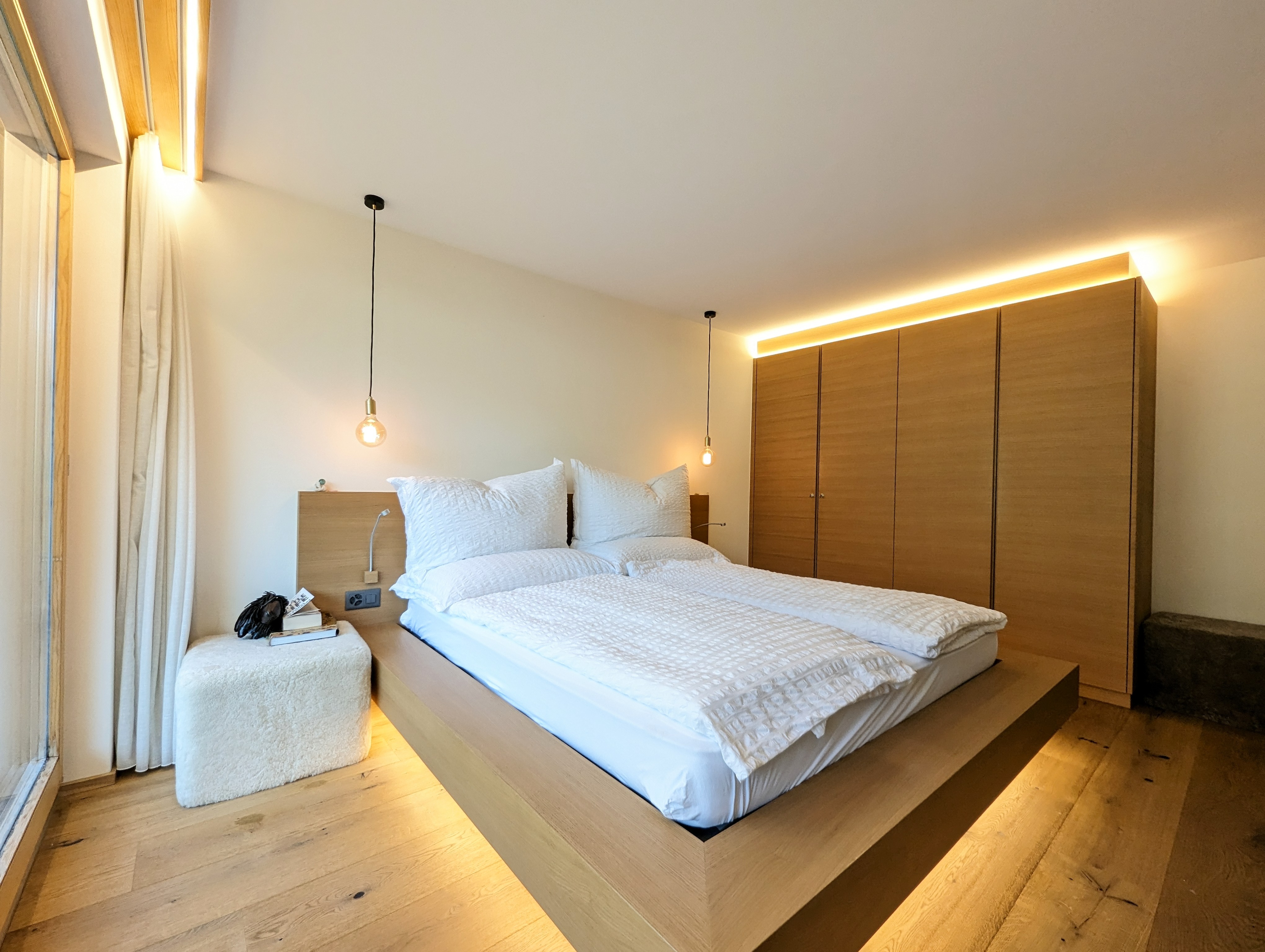 Helles Schlafzimmer mit Holzmöbeln