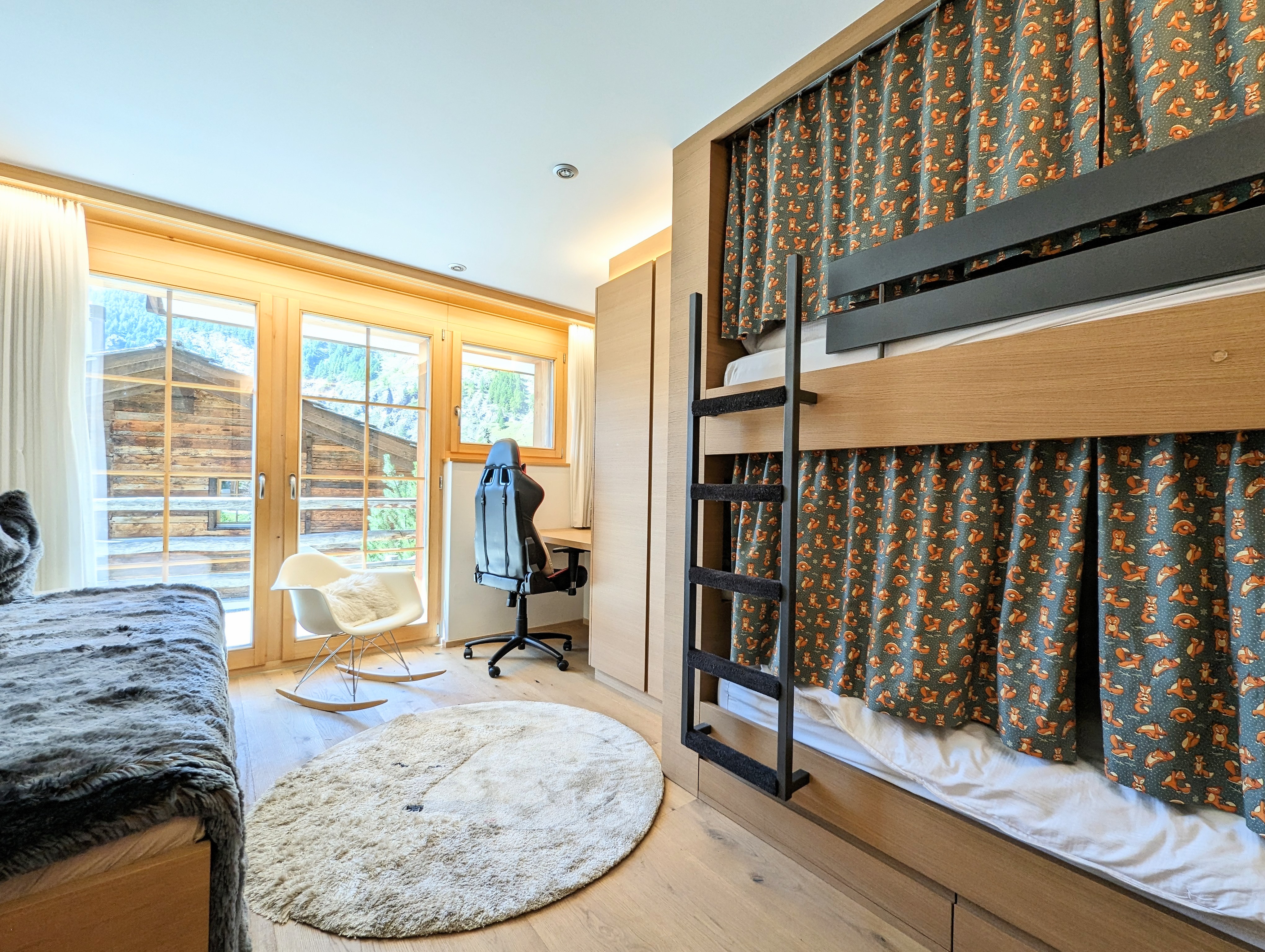 Kinderzimmer mit Etagenbett und Schreibtisch