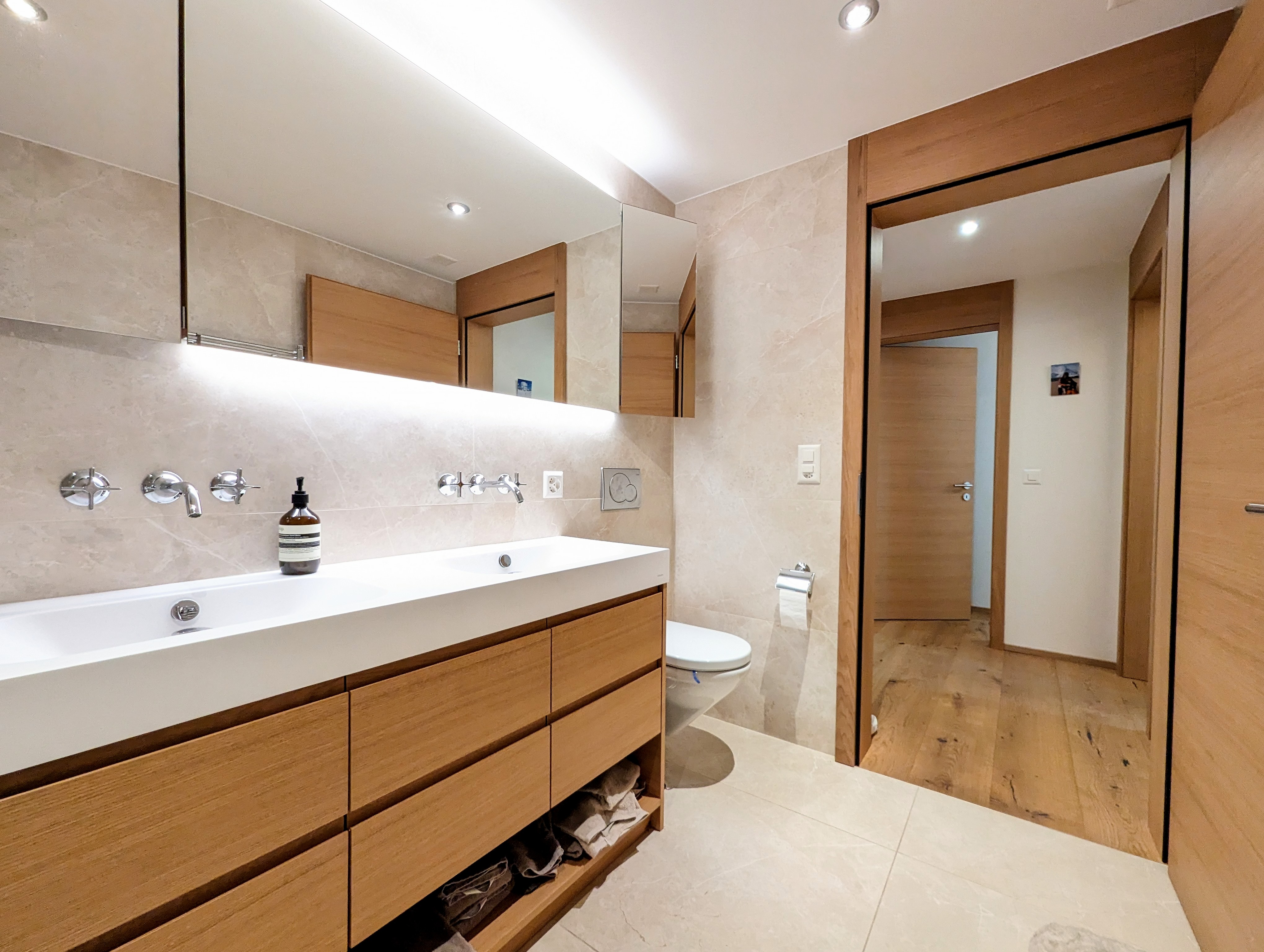 Modernes Badezimmer mit Holz- und Steinoptik