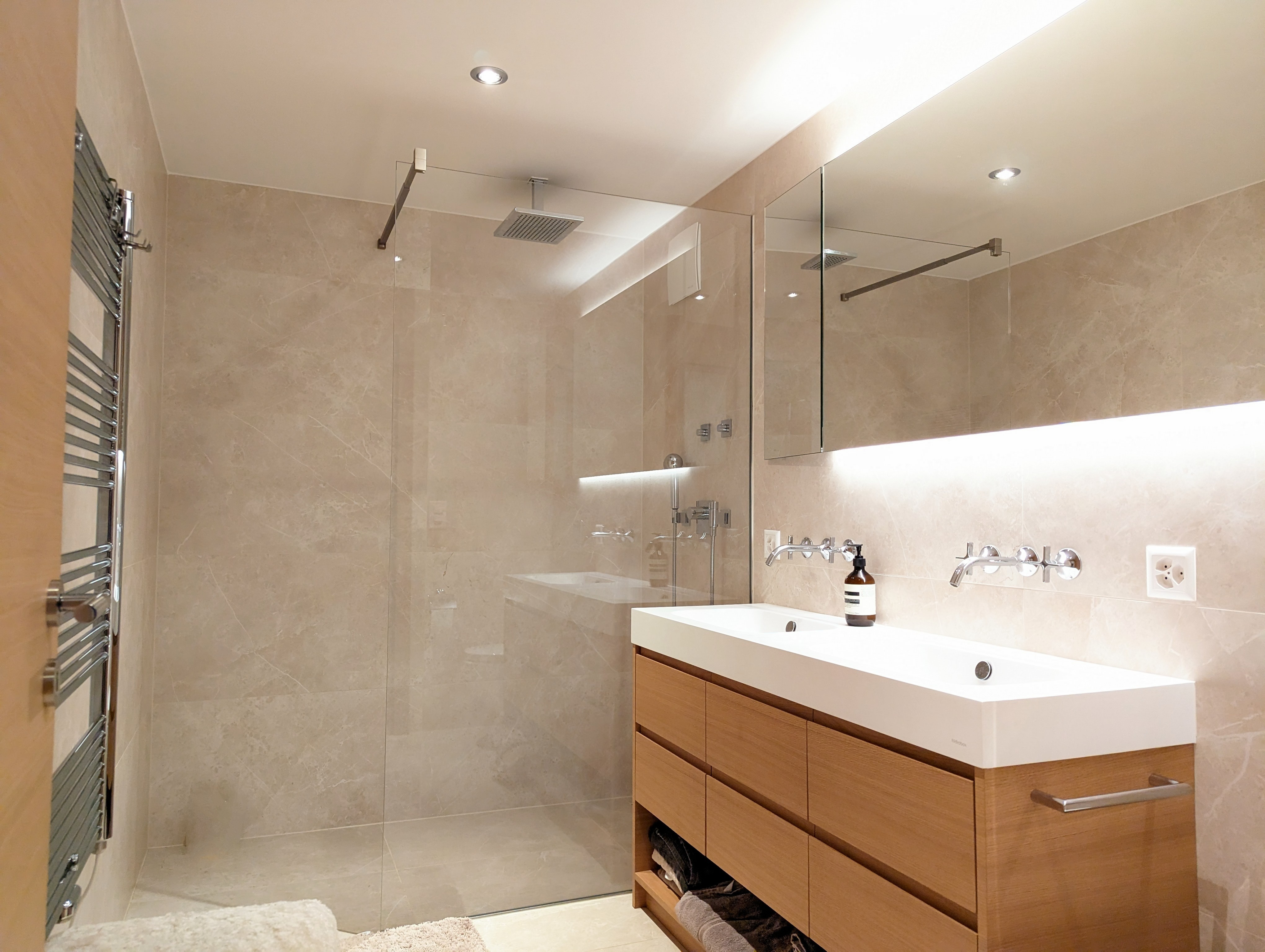 Modernes Badezimmer mit begehbarer Dusche und Doppelwaschtisch