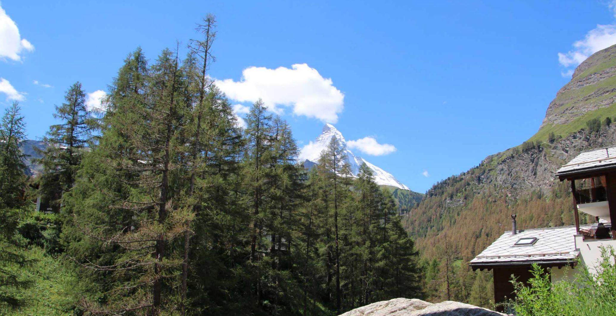 Alpine Landschaft mit Chalet und Matterhorn-Blick