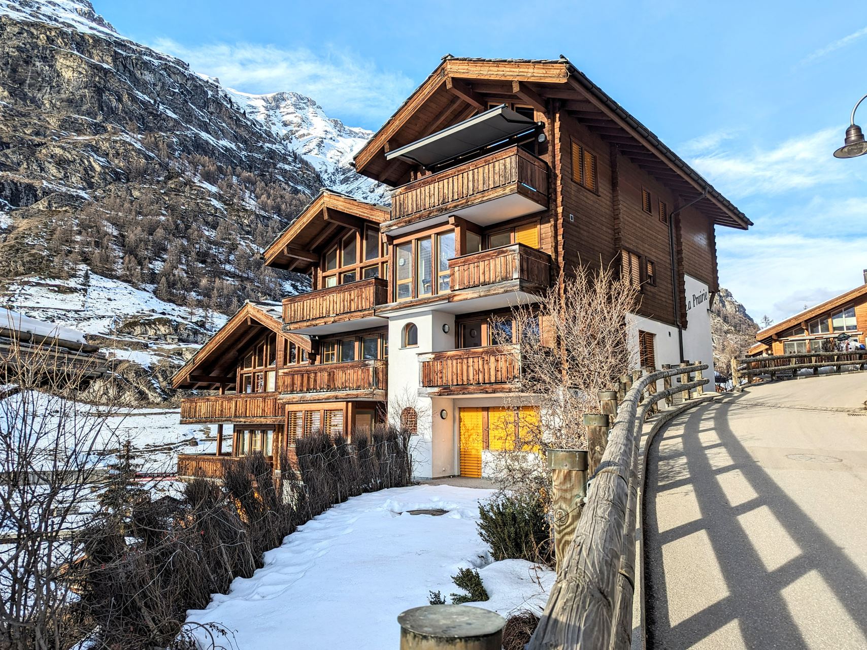 Alpines Chalet mit Bergkulisse
