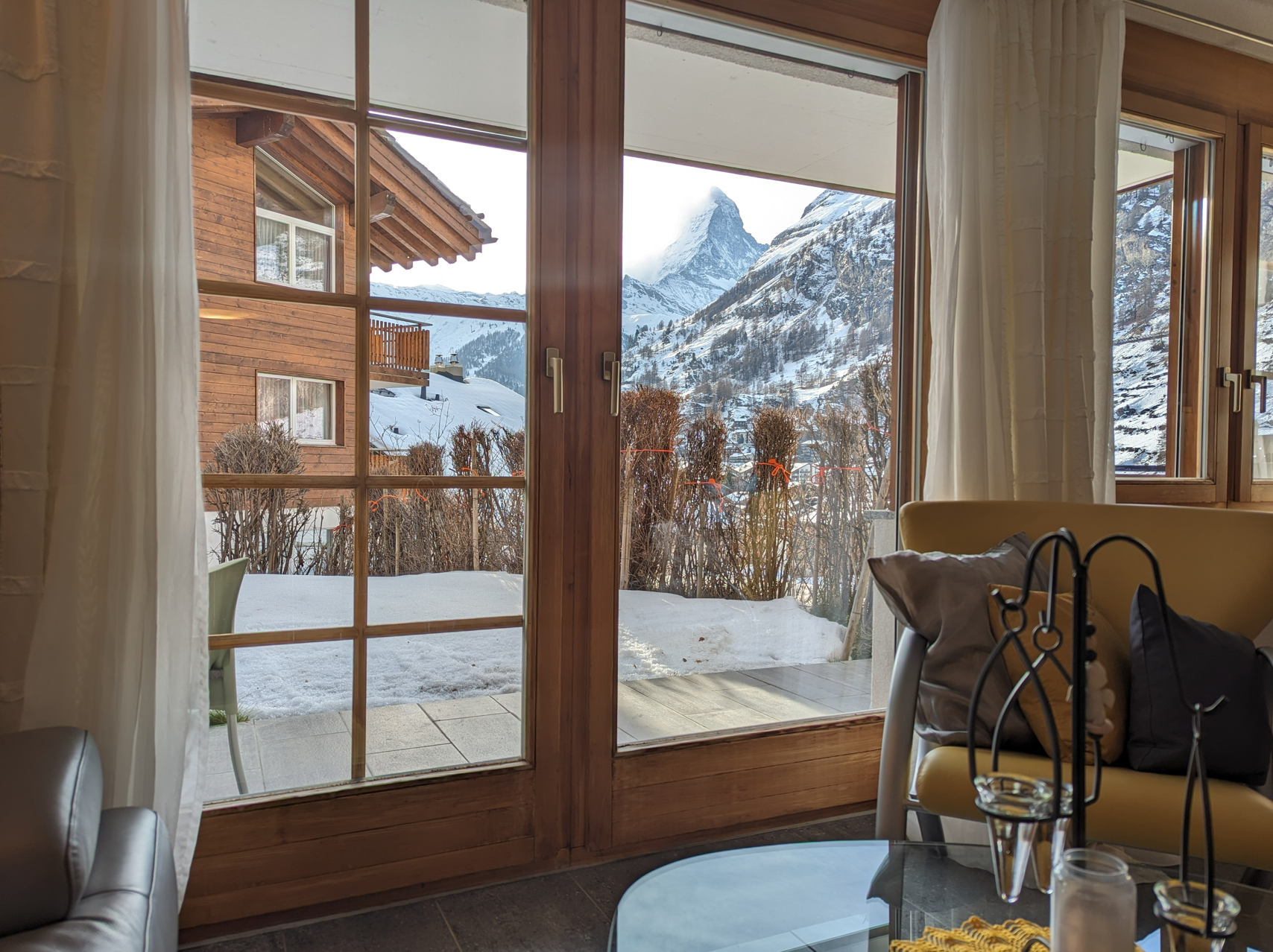 Alpiner Wohnraum mit Bergblick