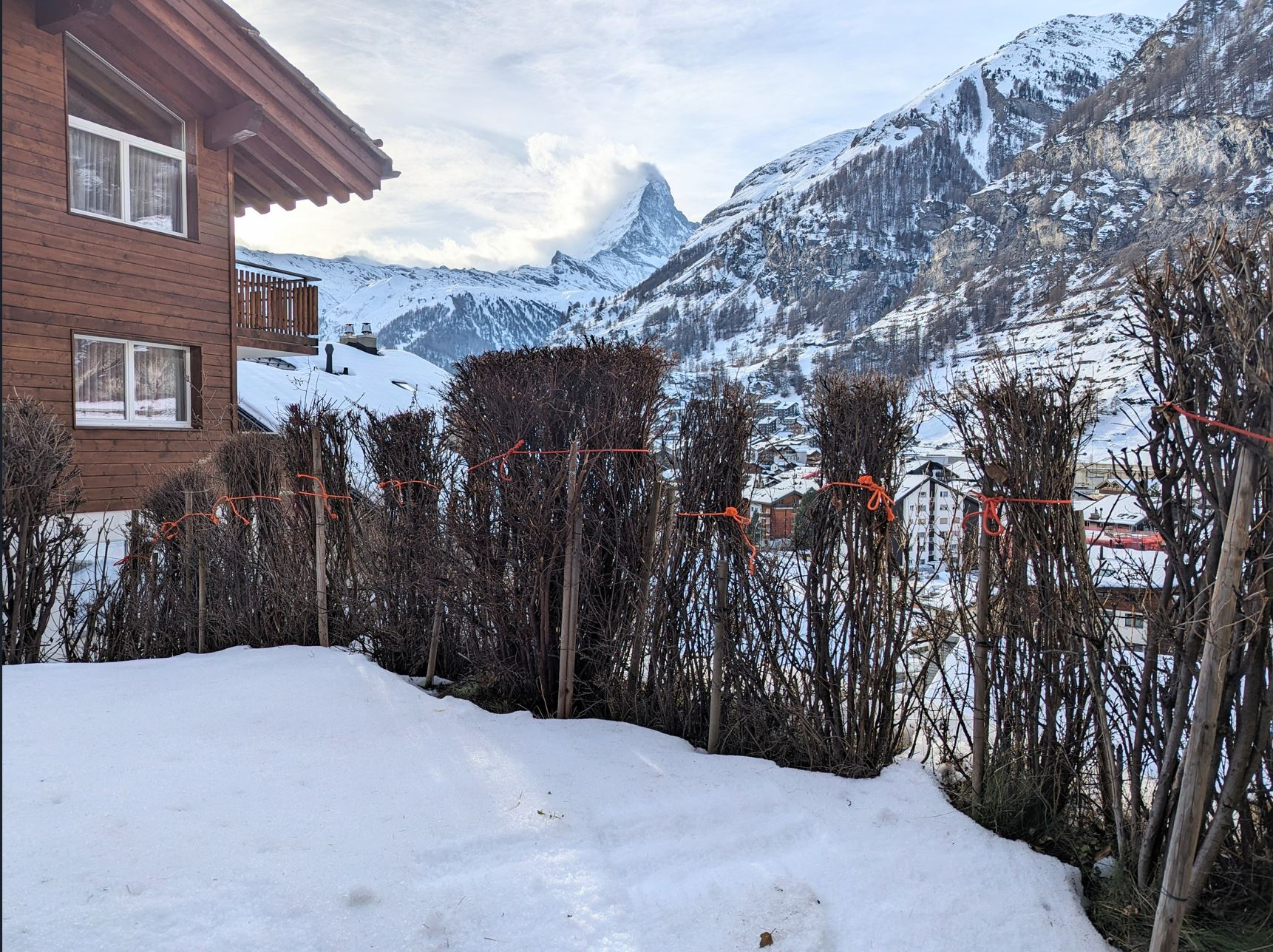 Alpenhaus mit Bergblick im Schnee