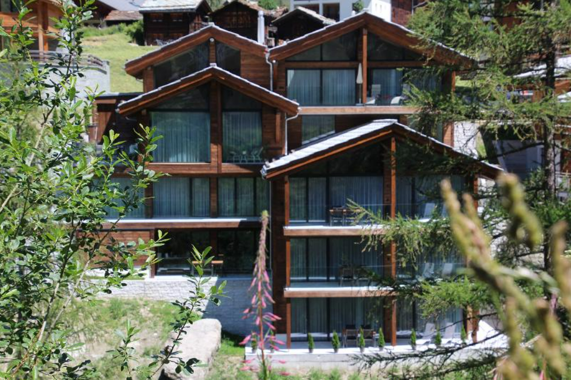 Alpines Holzgebäude mit mehreren Giebeln
