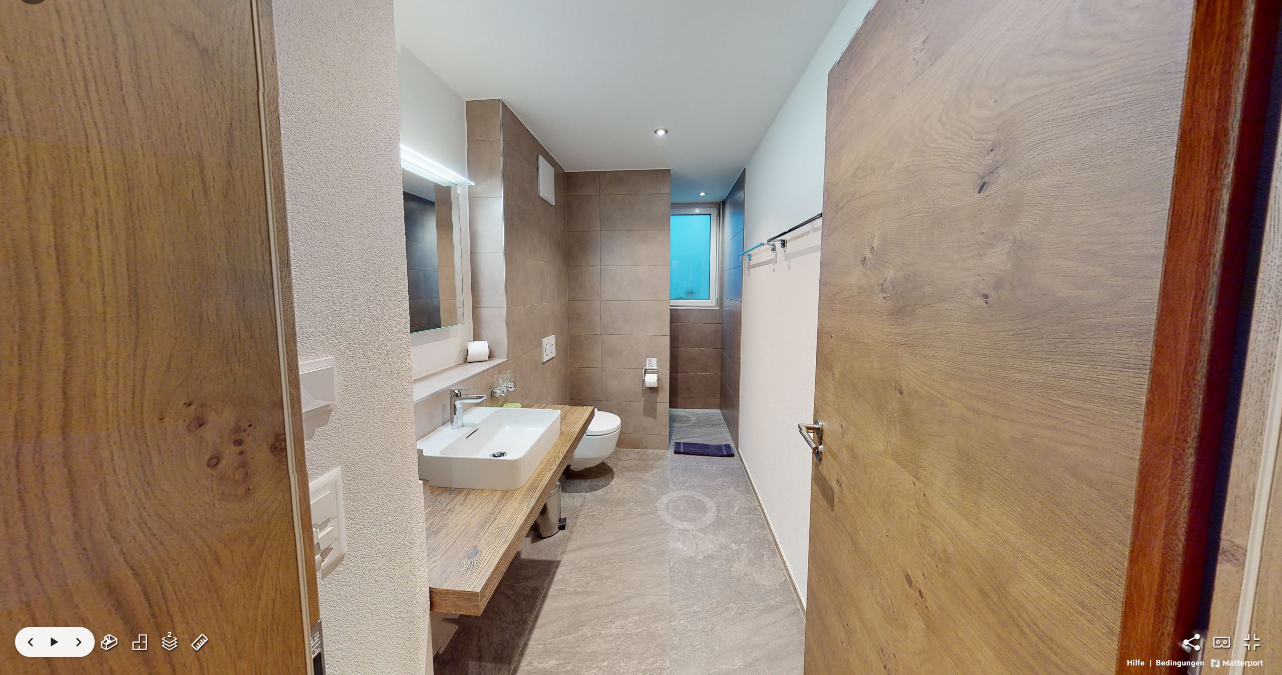 Modernes Gäste-WC mit Holzdetails