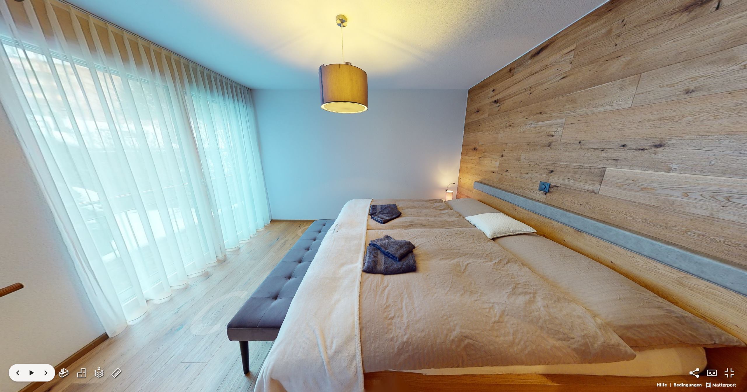 Modernes Schlafzimmer mit Holz-Akzentwand