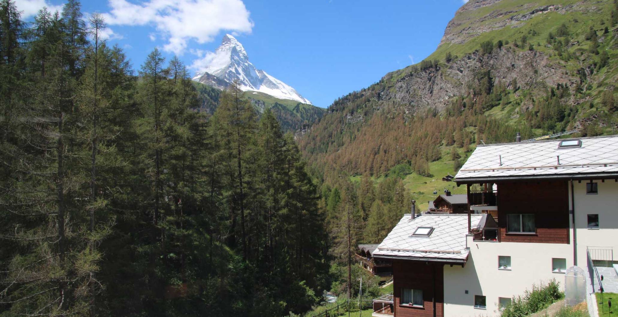 Berglandschaft mit Chalet und Matterhorn-Blick