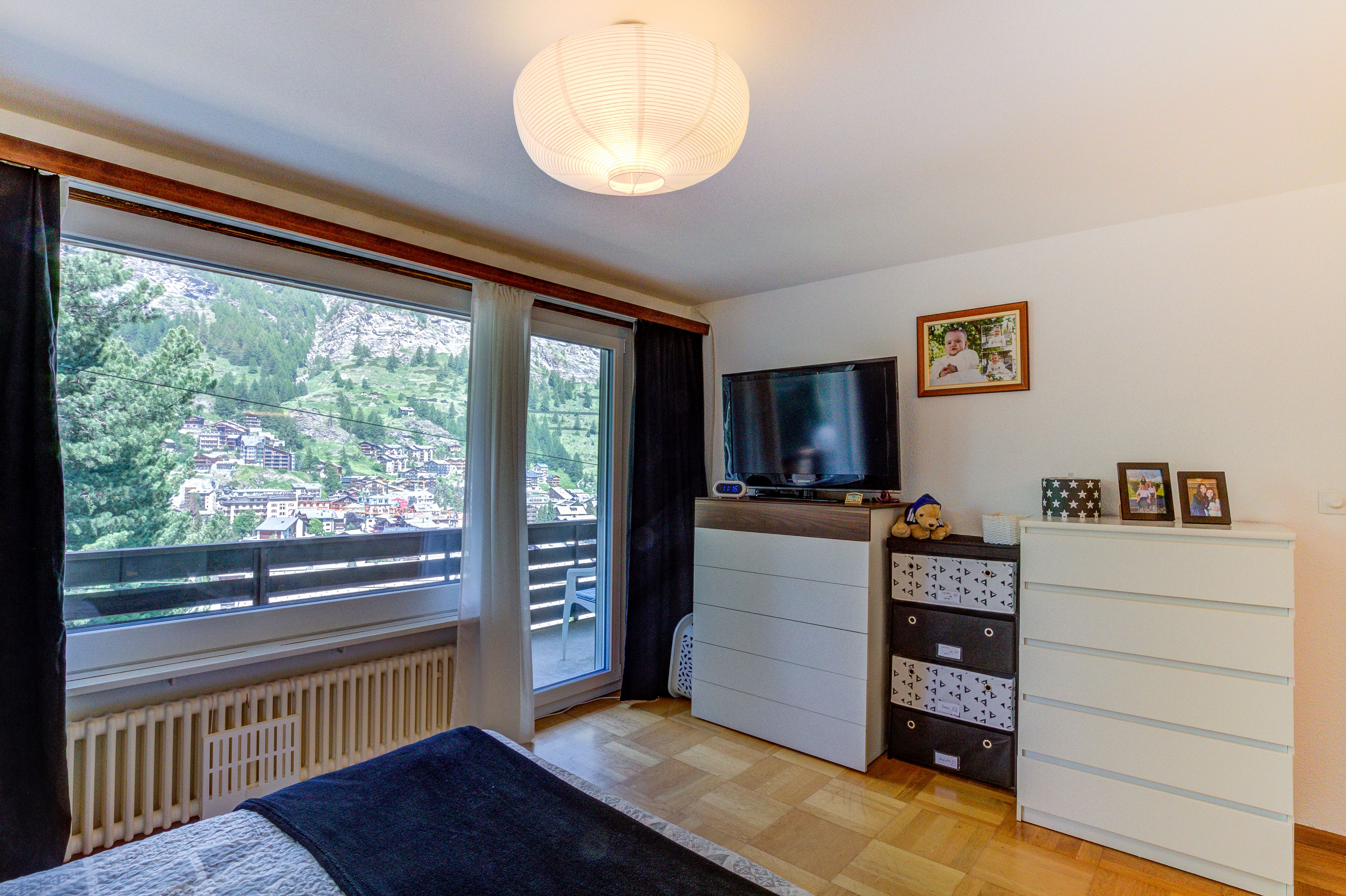 Schlafzimmer mit Balkonblick auf Berge