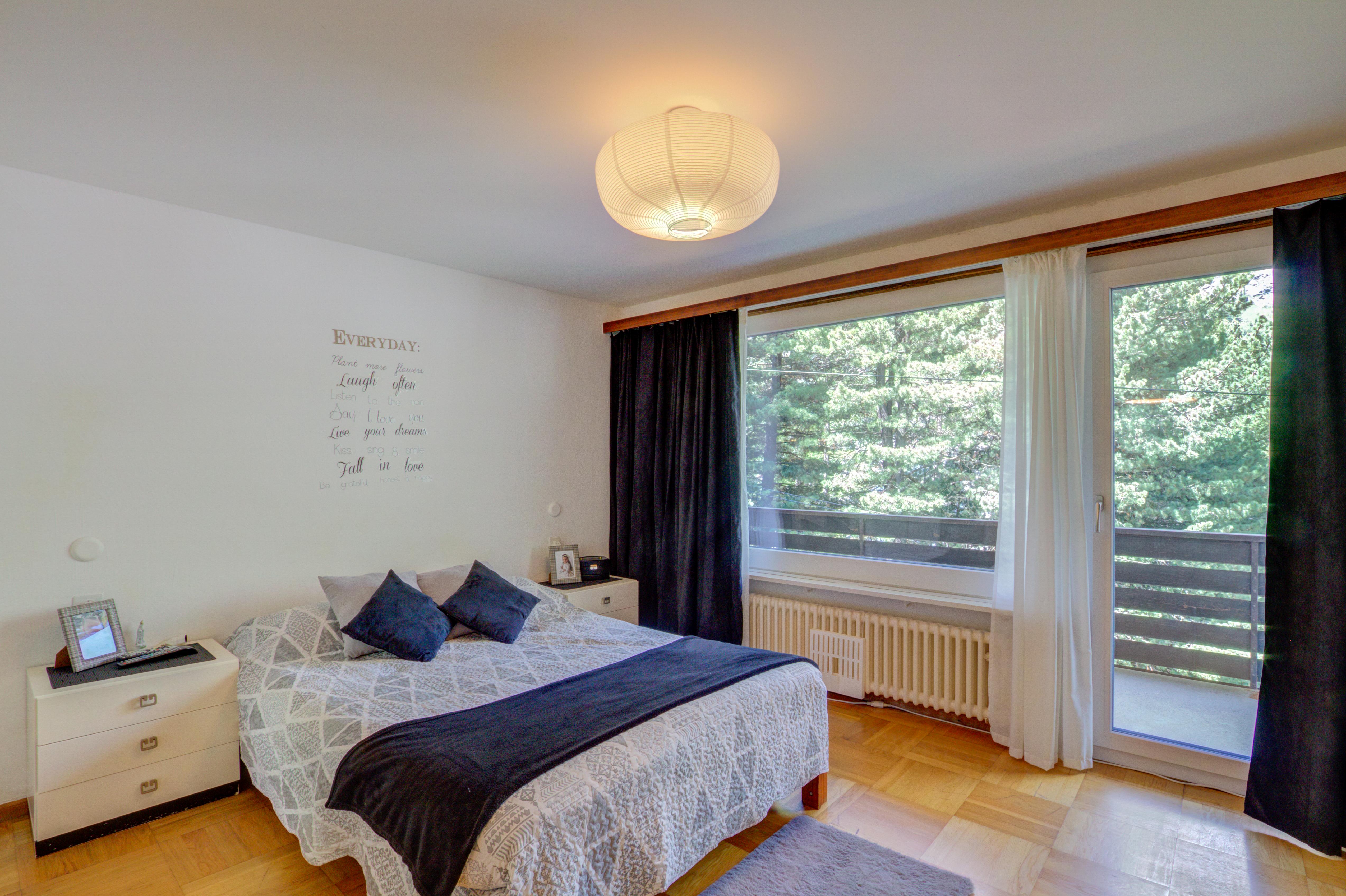 Helles Schlafzimmer mit Balkonblick