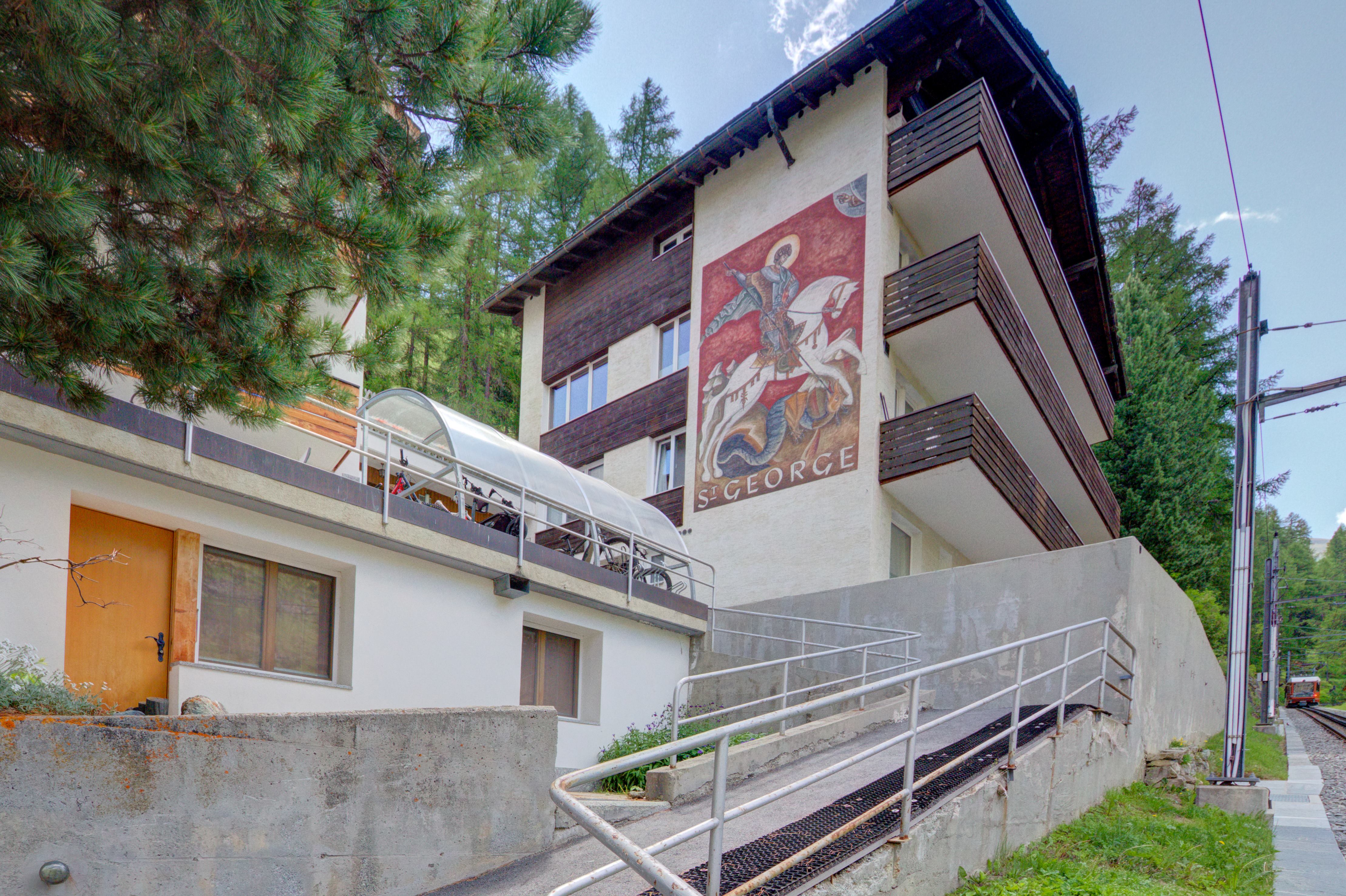 Alpines Wohnhaus mit Balkonen