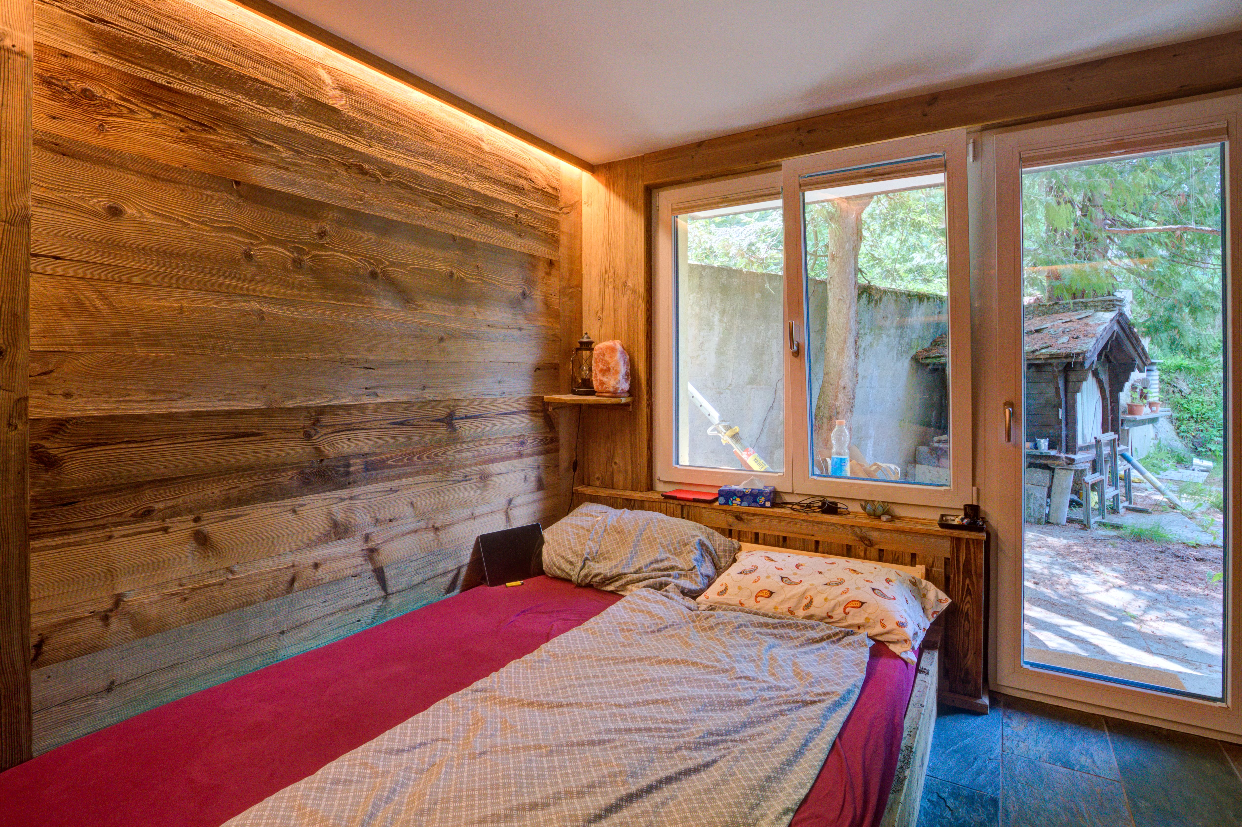 Gemütliches Schlafzimmer mit Holzverkleidung