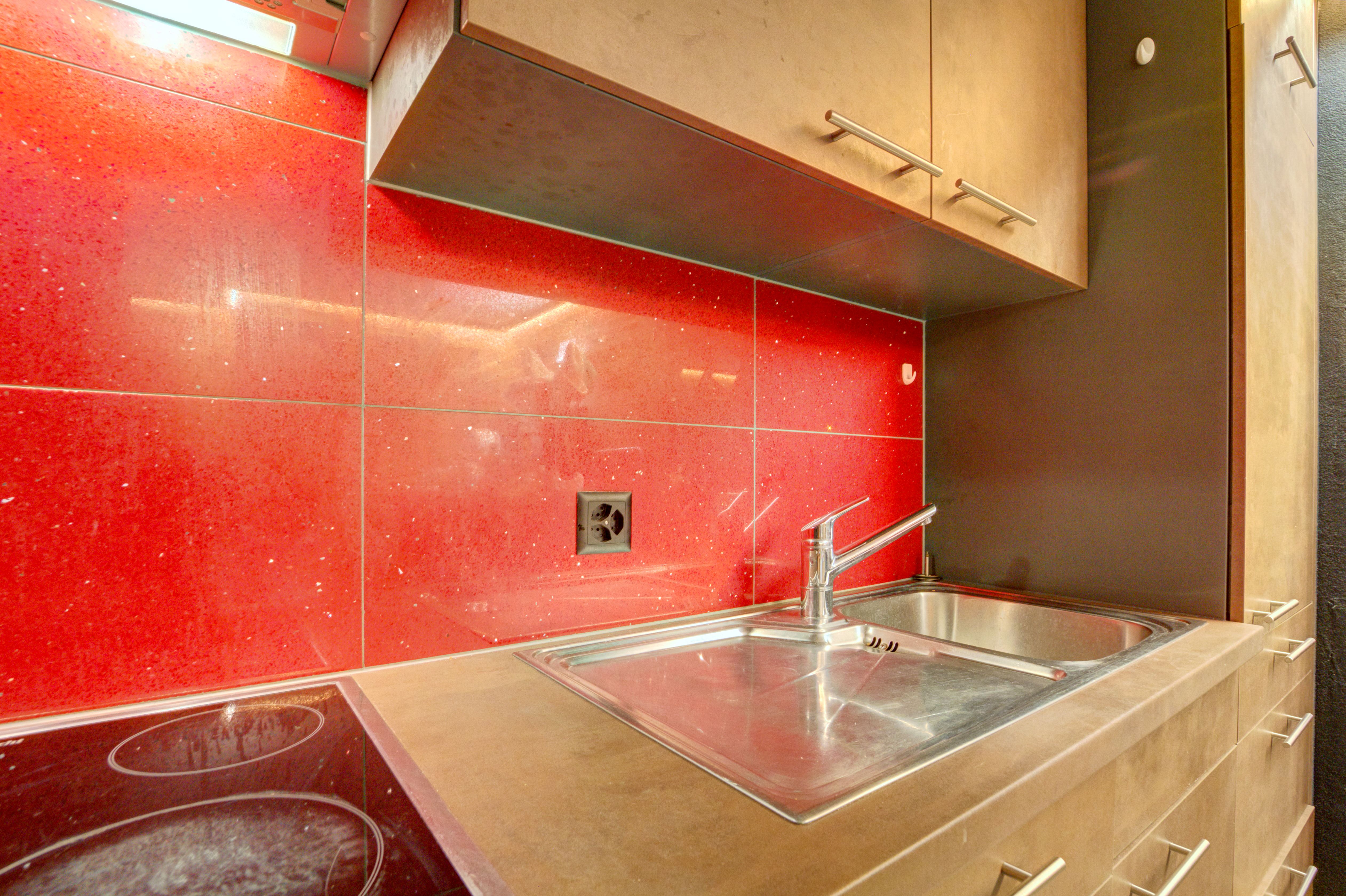 Moderne Küchenzeile mit roter Rückwand