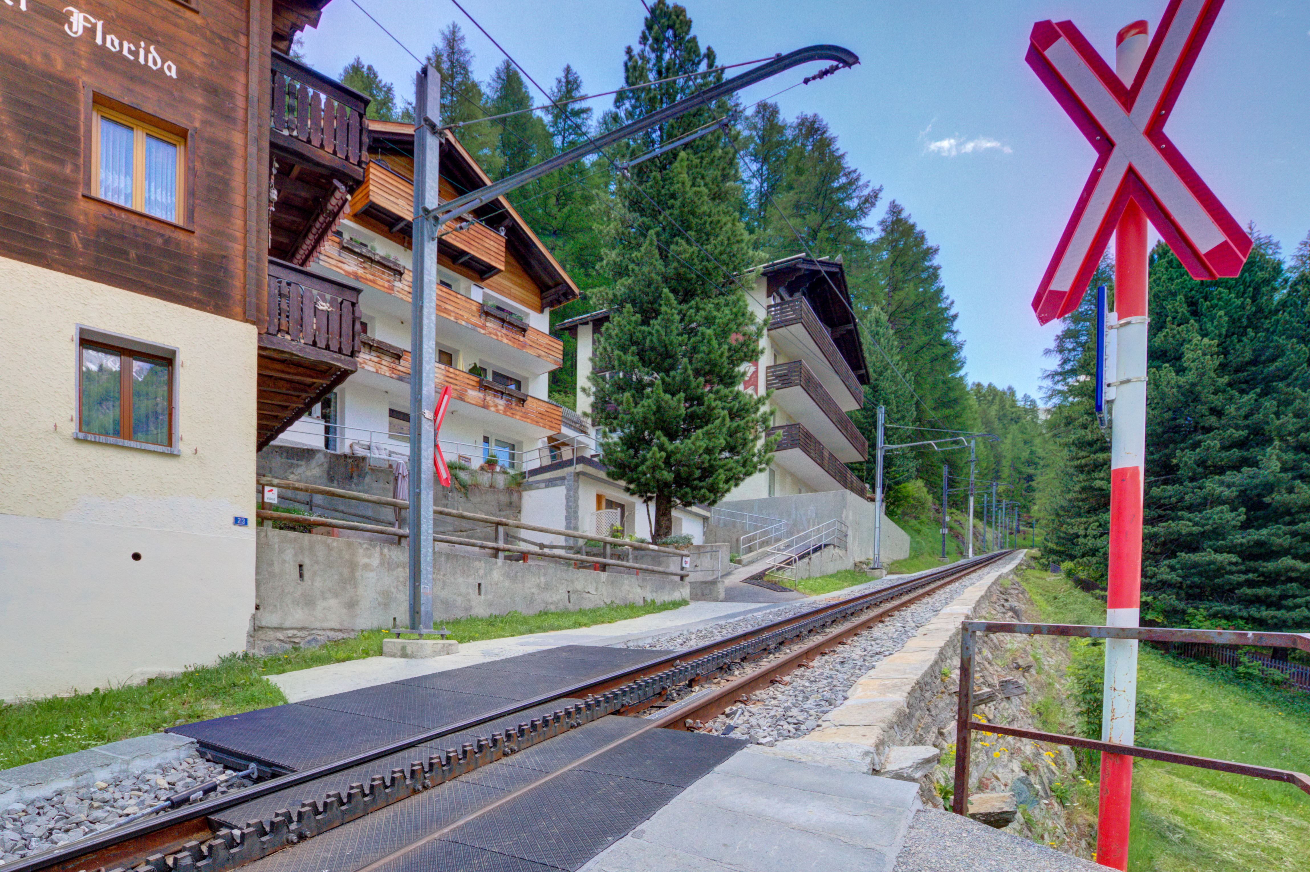 Berghotel oder Chalet an der Bahnstrecke