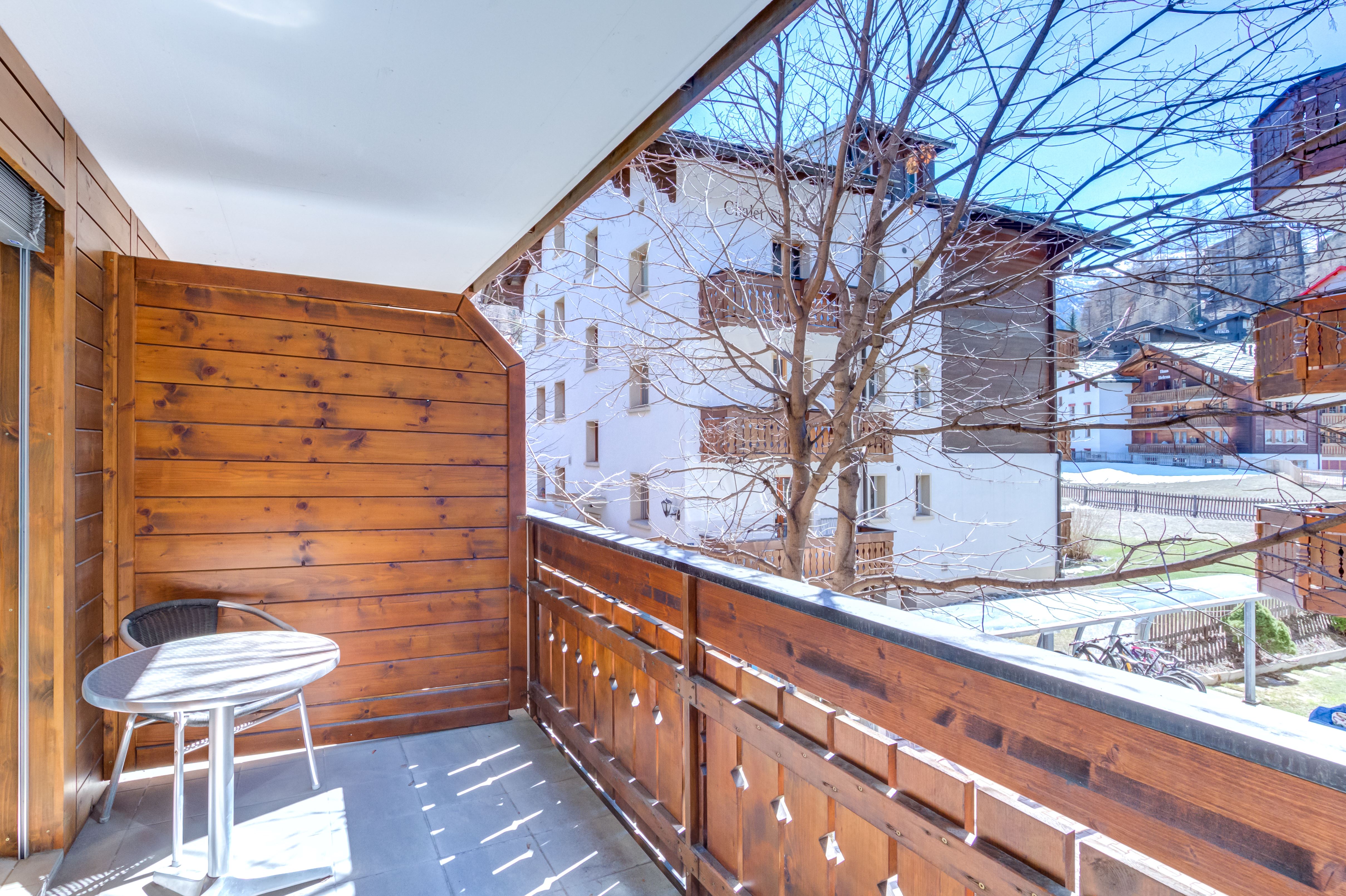 Balkon mit Holzverkleidung und Bergblick