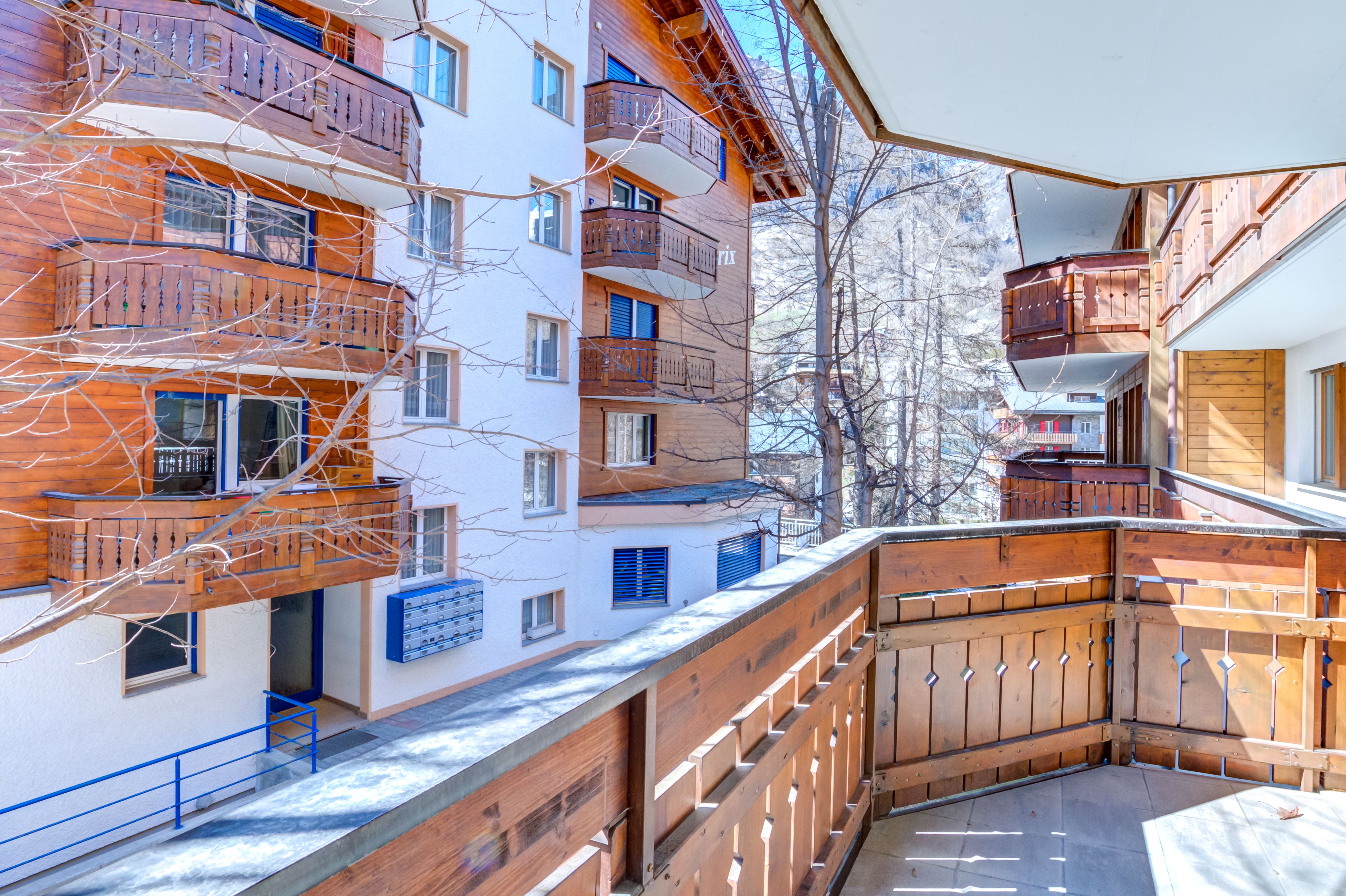 Balkon mit Blick auf Wohnanlage