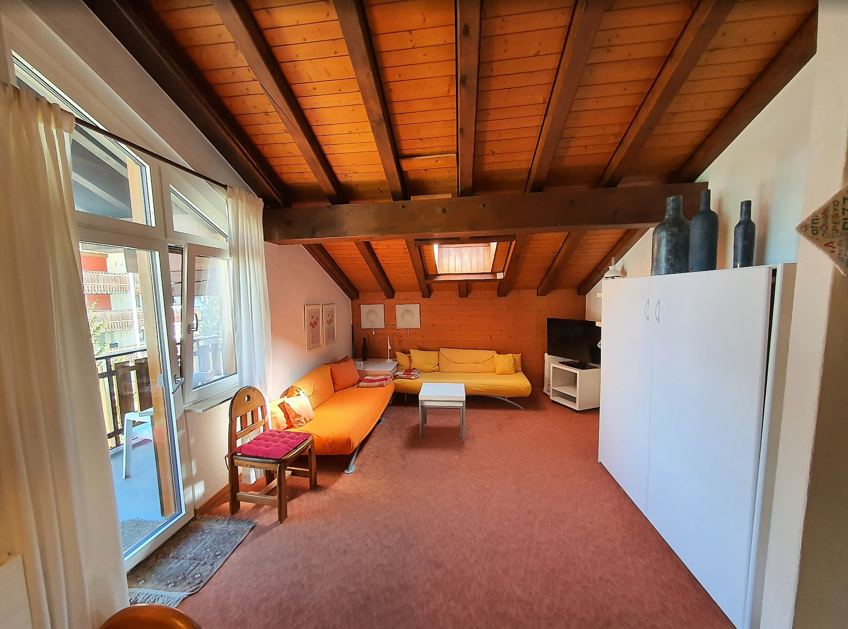 Gemütliches Dachgeschoss-Wohnzimmer mit Balkon