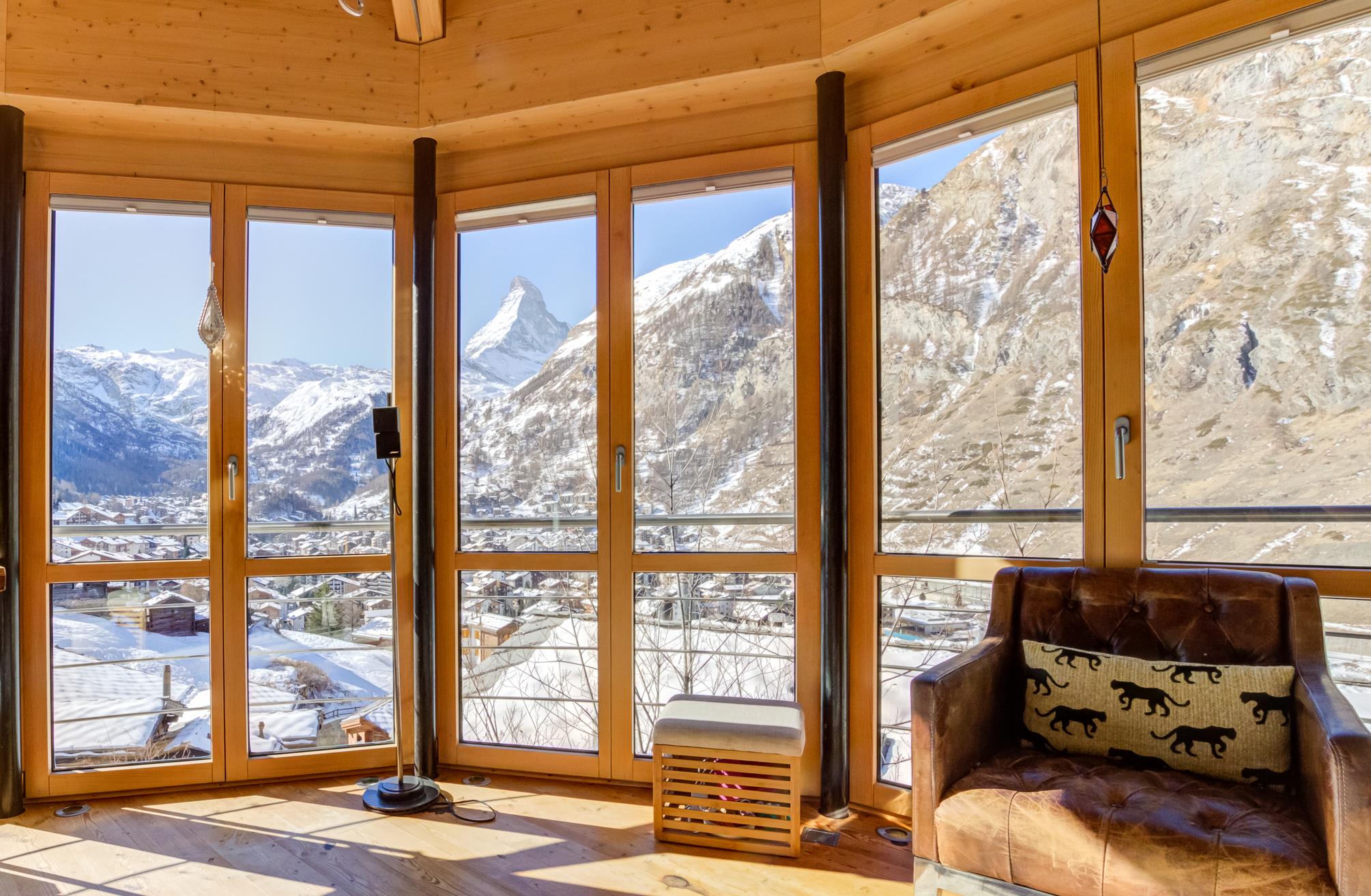 Wohnraum mit Panoramablick auf Berge