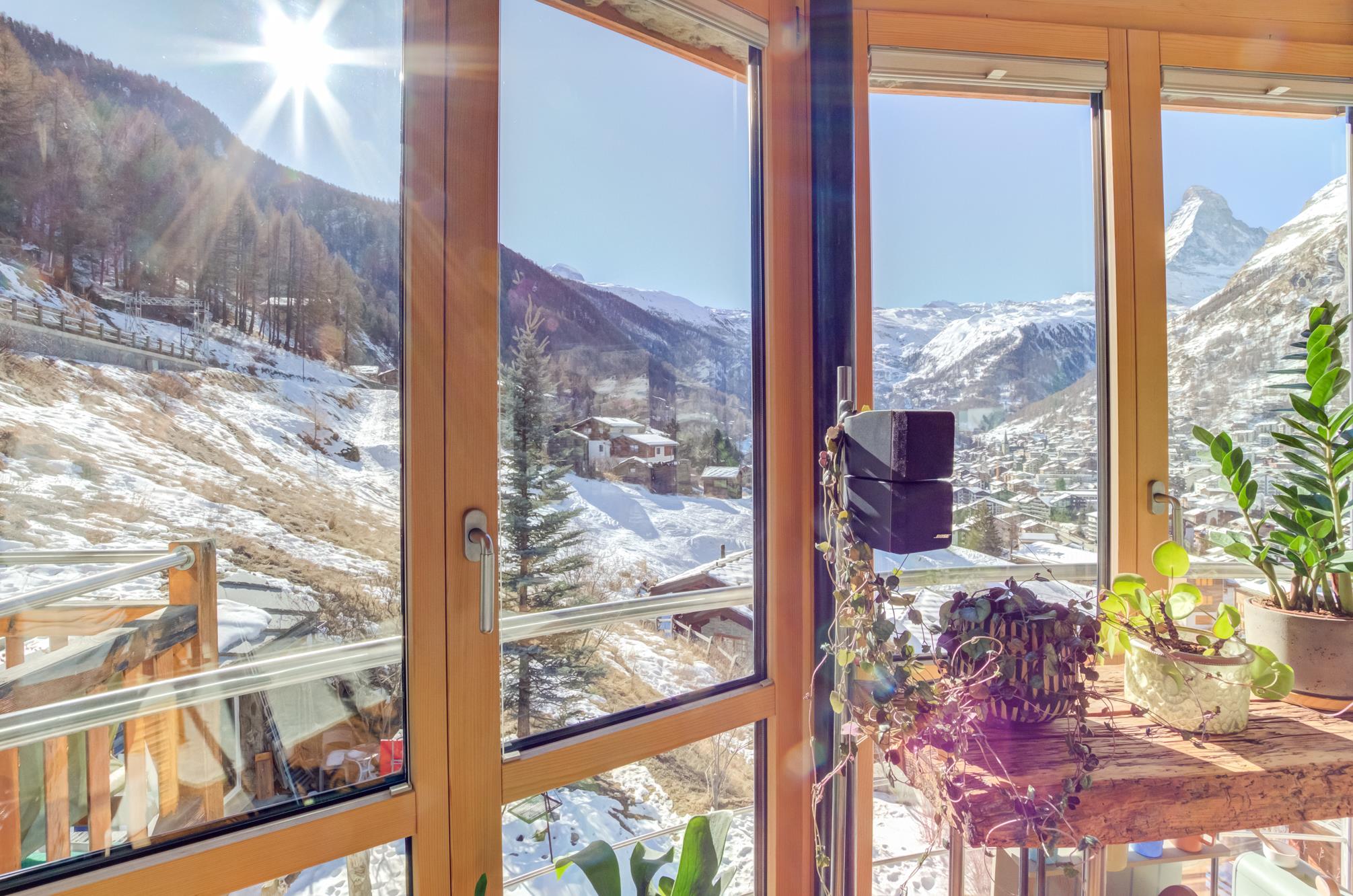 Bergblick durch große Holzfenster