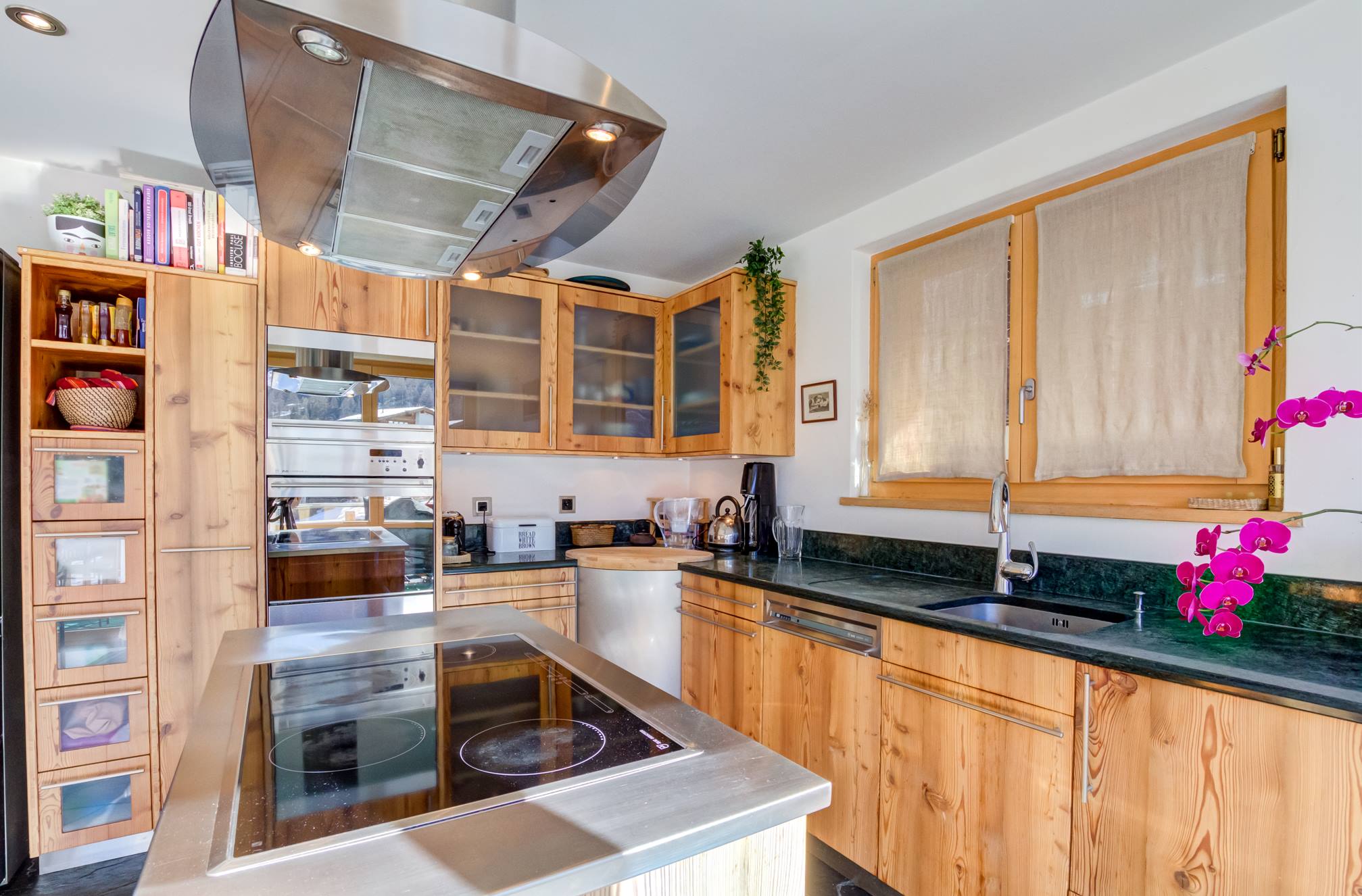 Moderne Küche mit Holzfronten und Kochinsel