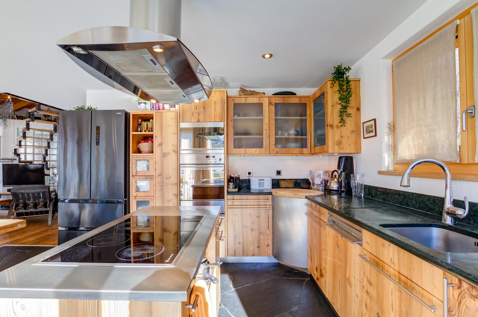 Moderne Küche mit Holzfronten und Kochinsel