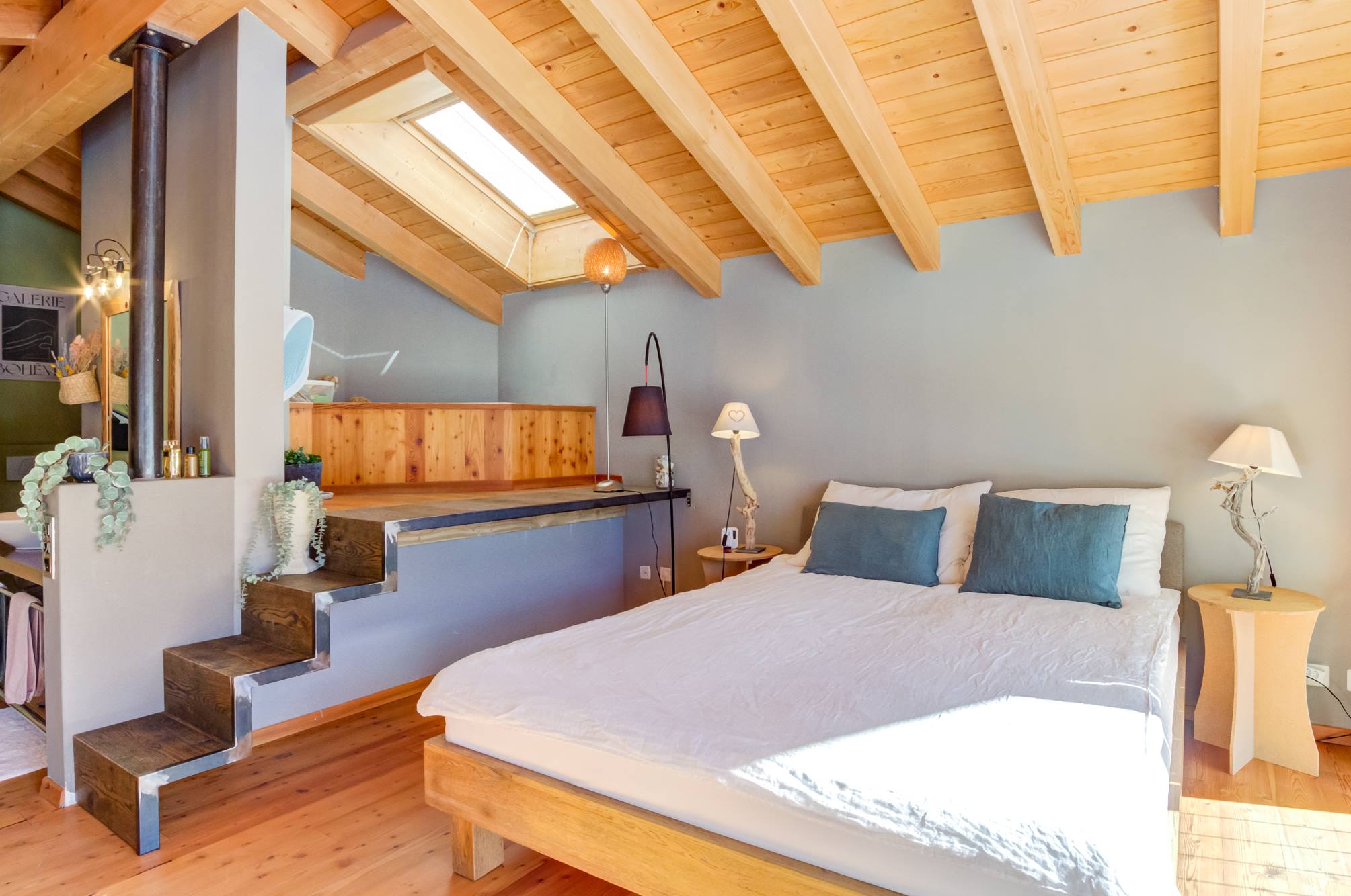 Gemütliches Dachgeschoss-Schlafzimmer mit Holzbalkendecke