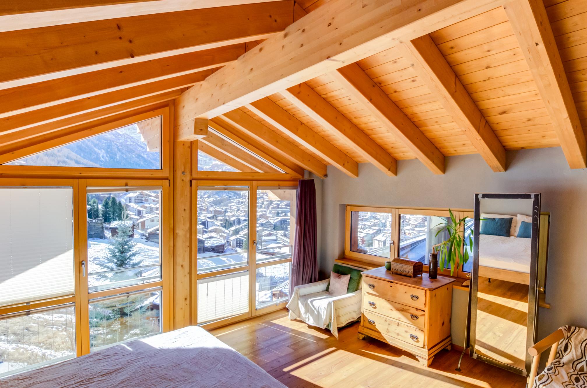 Dachgeschoss-Schlafzimmer mit Panoramafenstern
