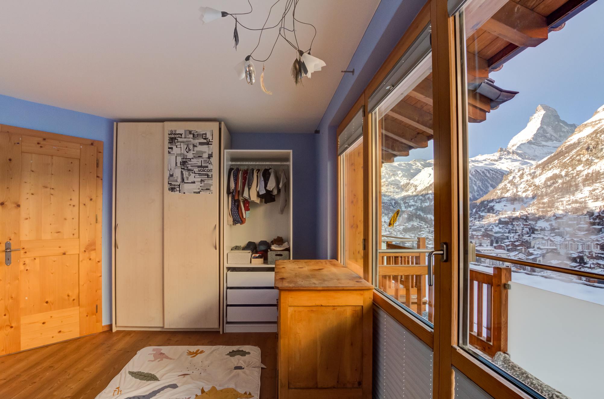 Schlafzimmer mit Bergblick und Balkonzugang