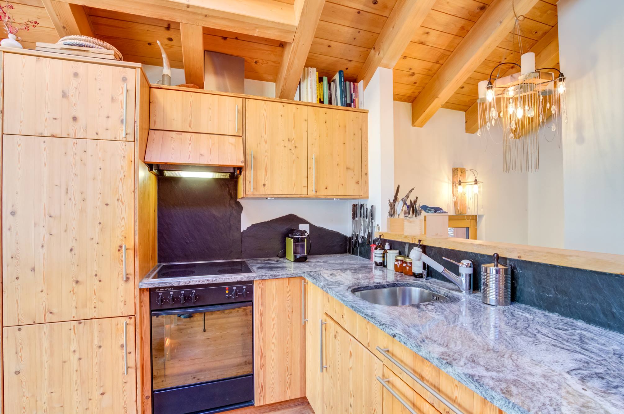 Helle Landhausküche mit Holzfronten