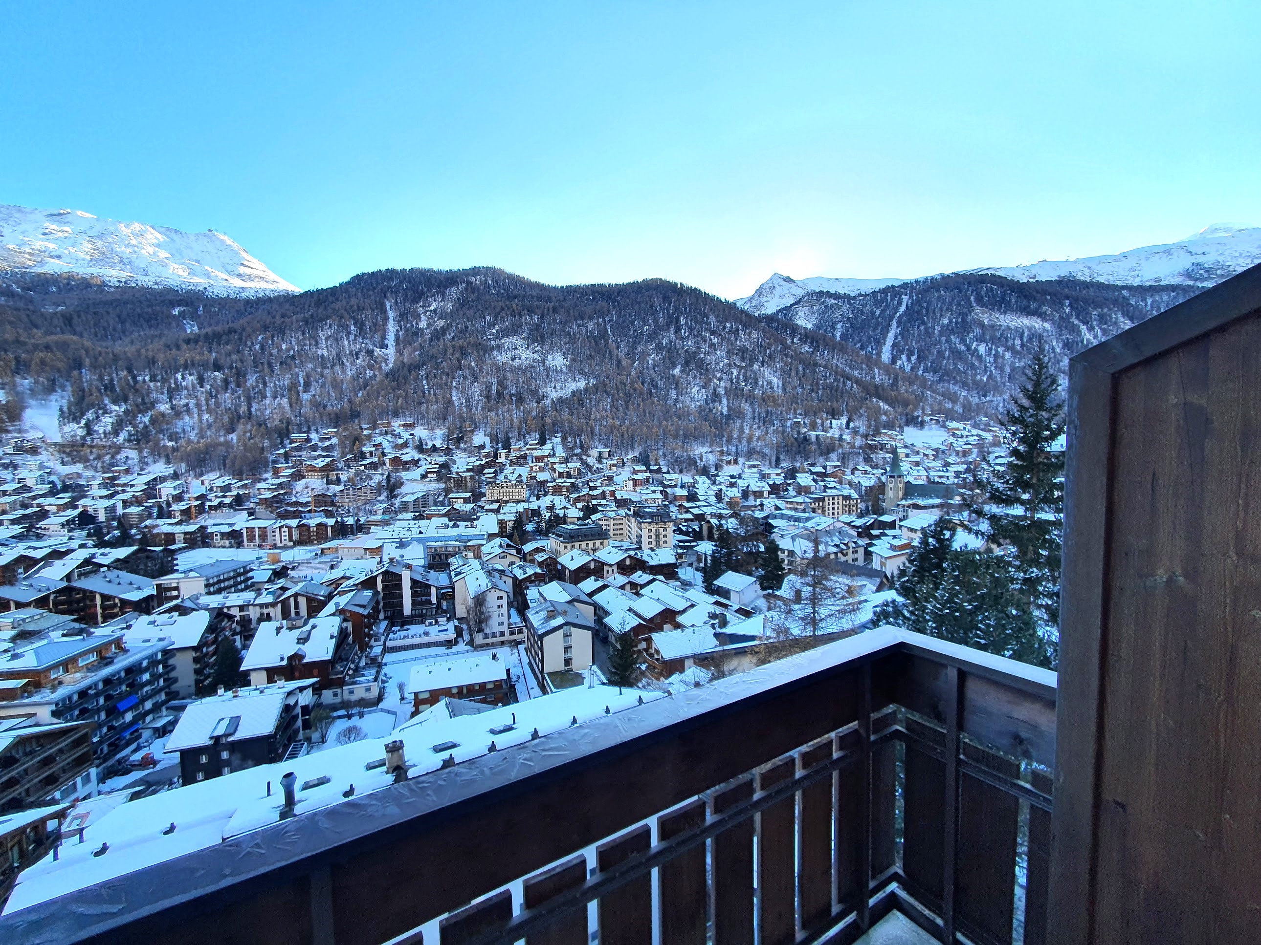 Balkon mit Berg- und Stadtblick