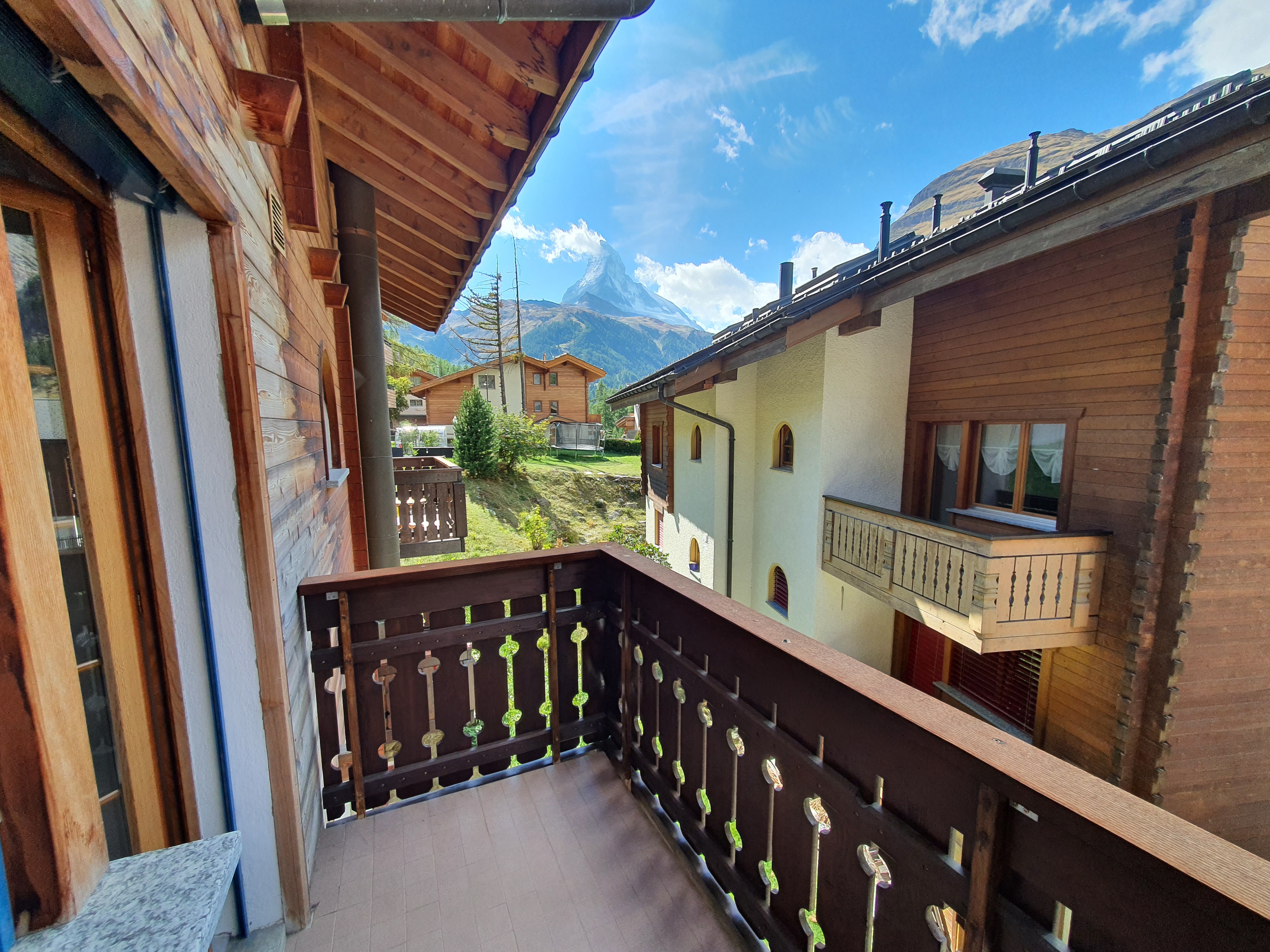 Alpenbalkon mit Bergblick