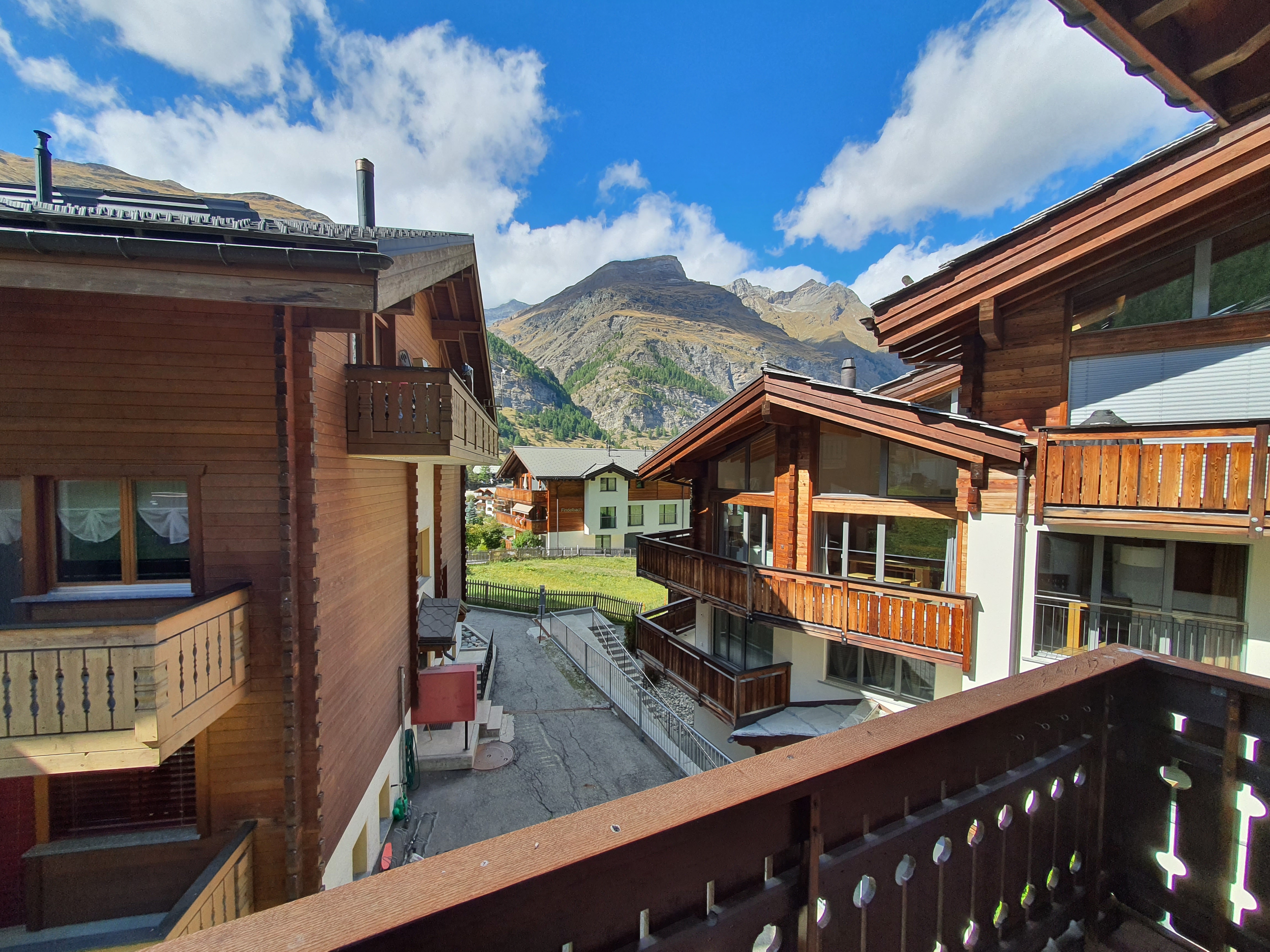 Bergdorf mit Holzchalets und Alpenblick