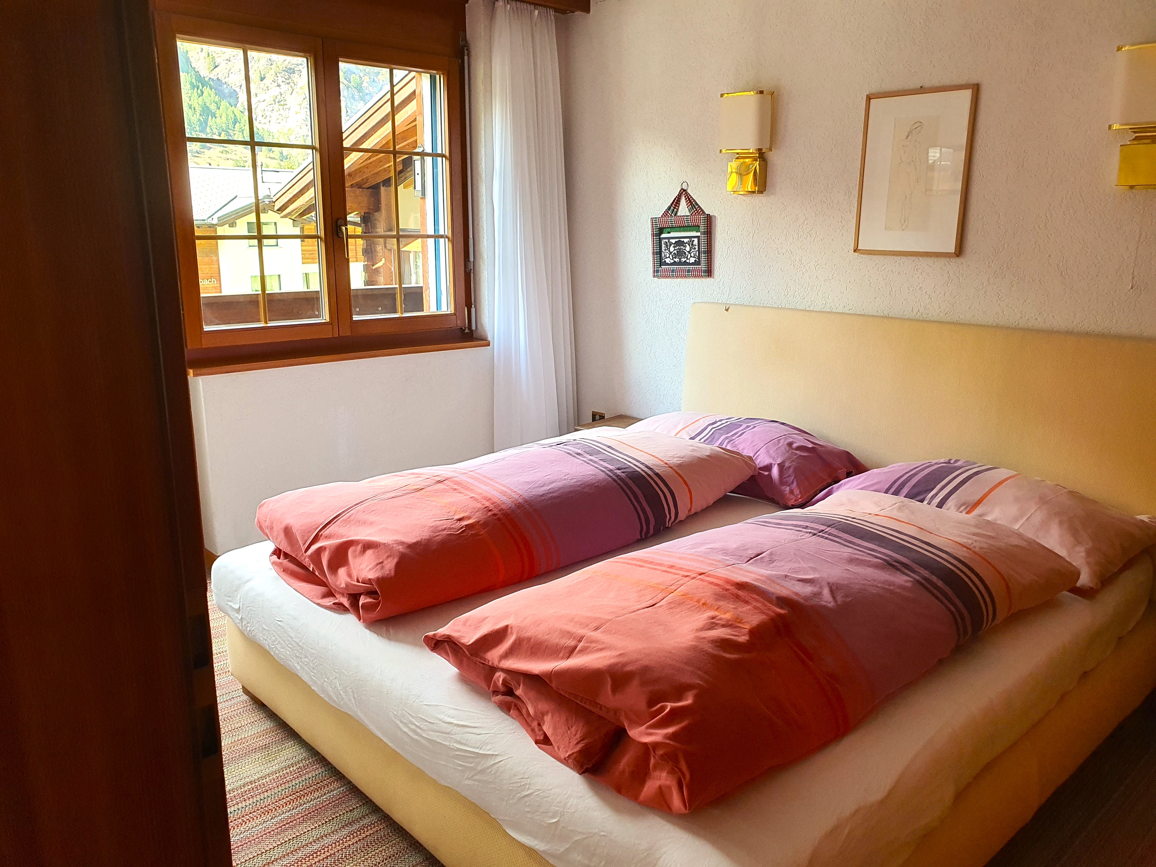Gemütliches Schlafzimmer mit Alpenblick