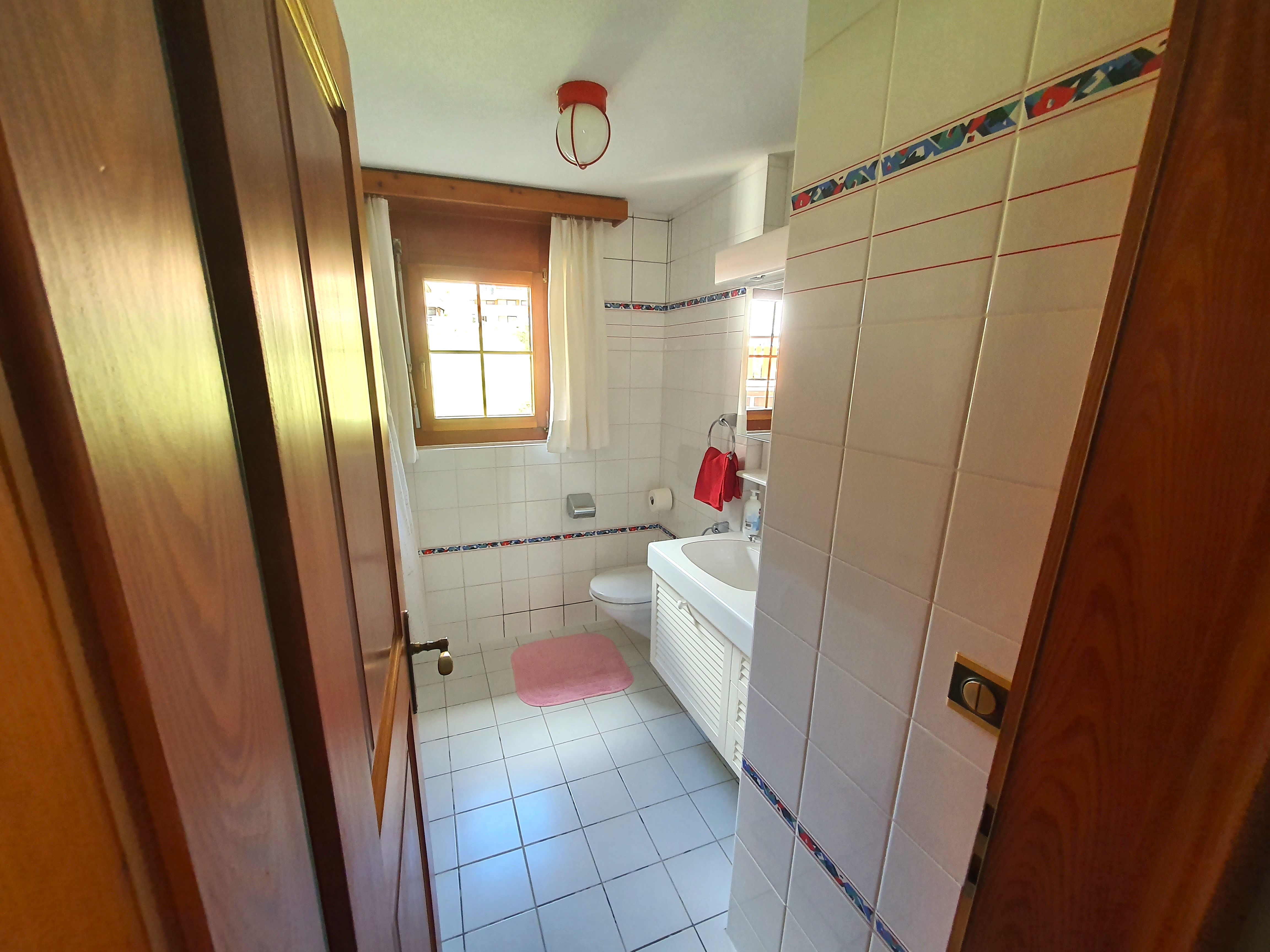 Kleines Badezimmer mit Fenster