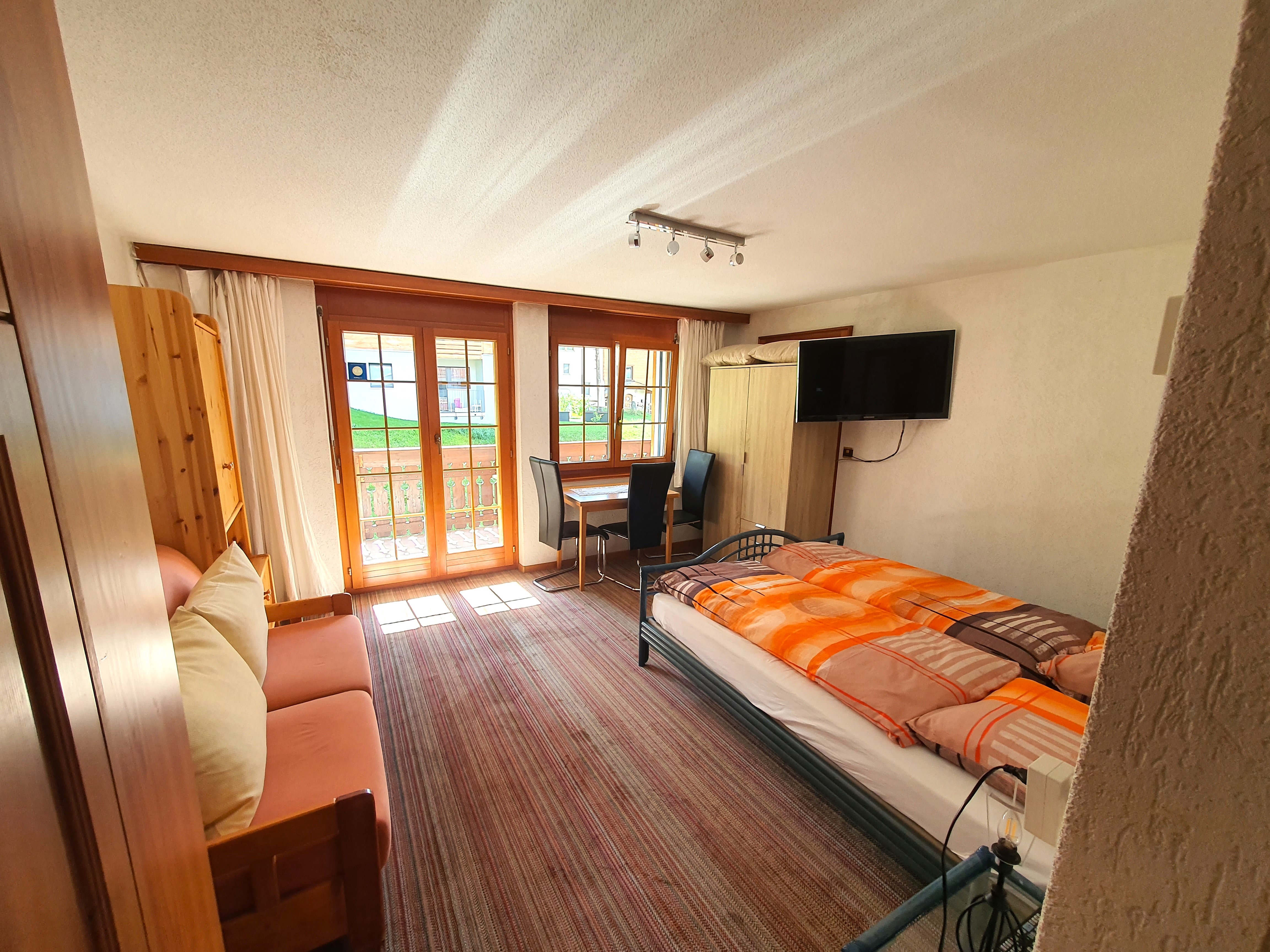 Kleines Schlafzimmer mit Balkonzugang