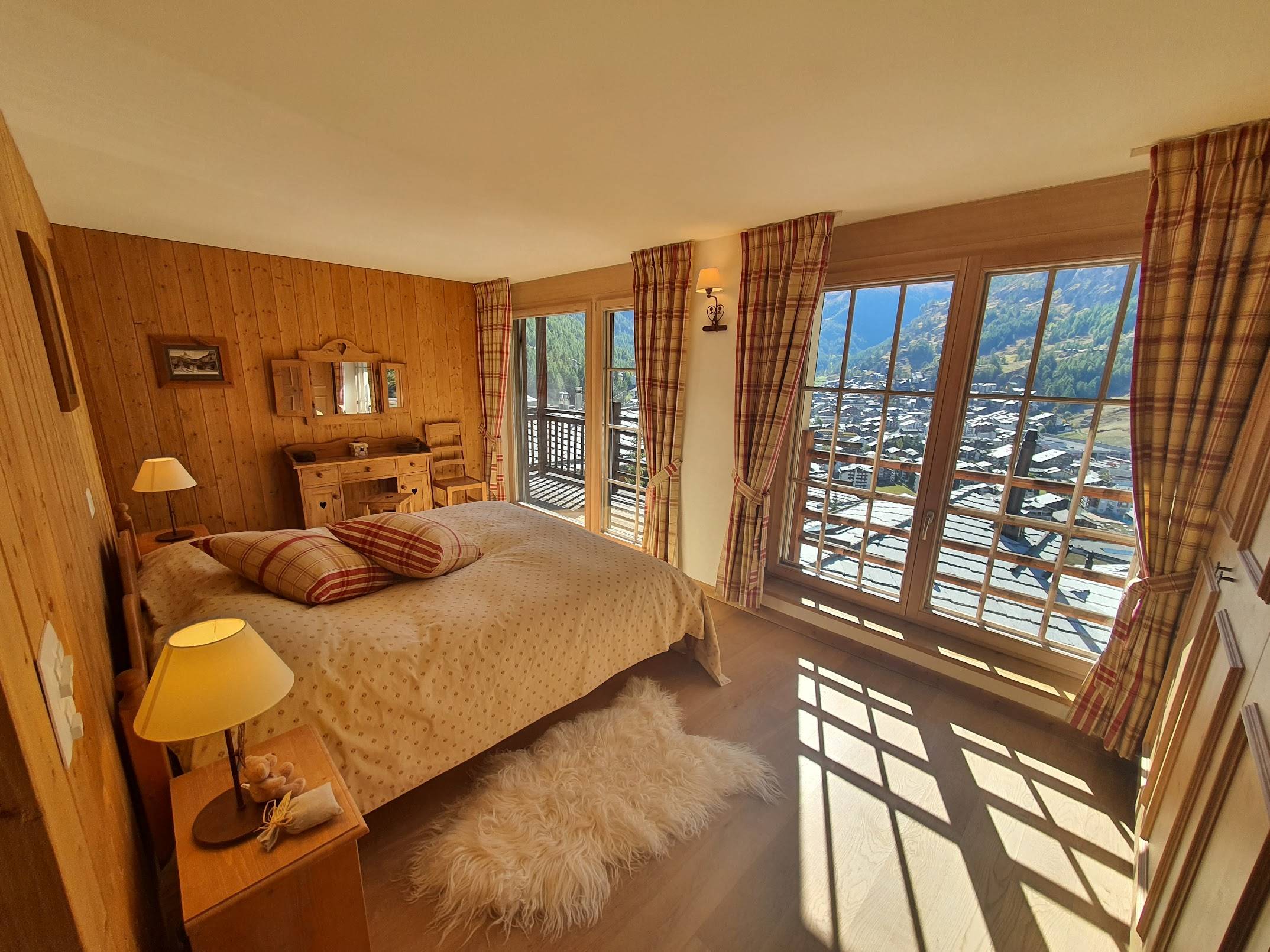 Gemütliches Schlafzimmer im Chalet-Stil mit Bergblick