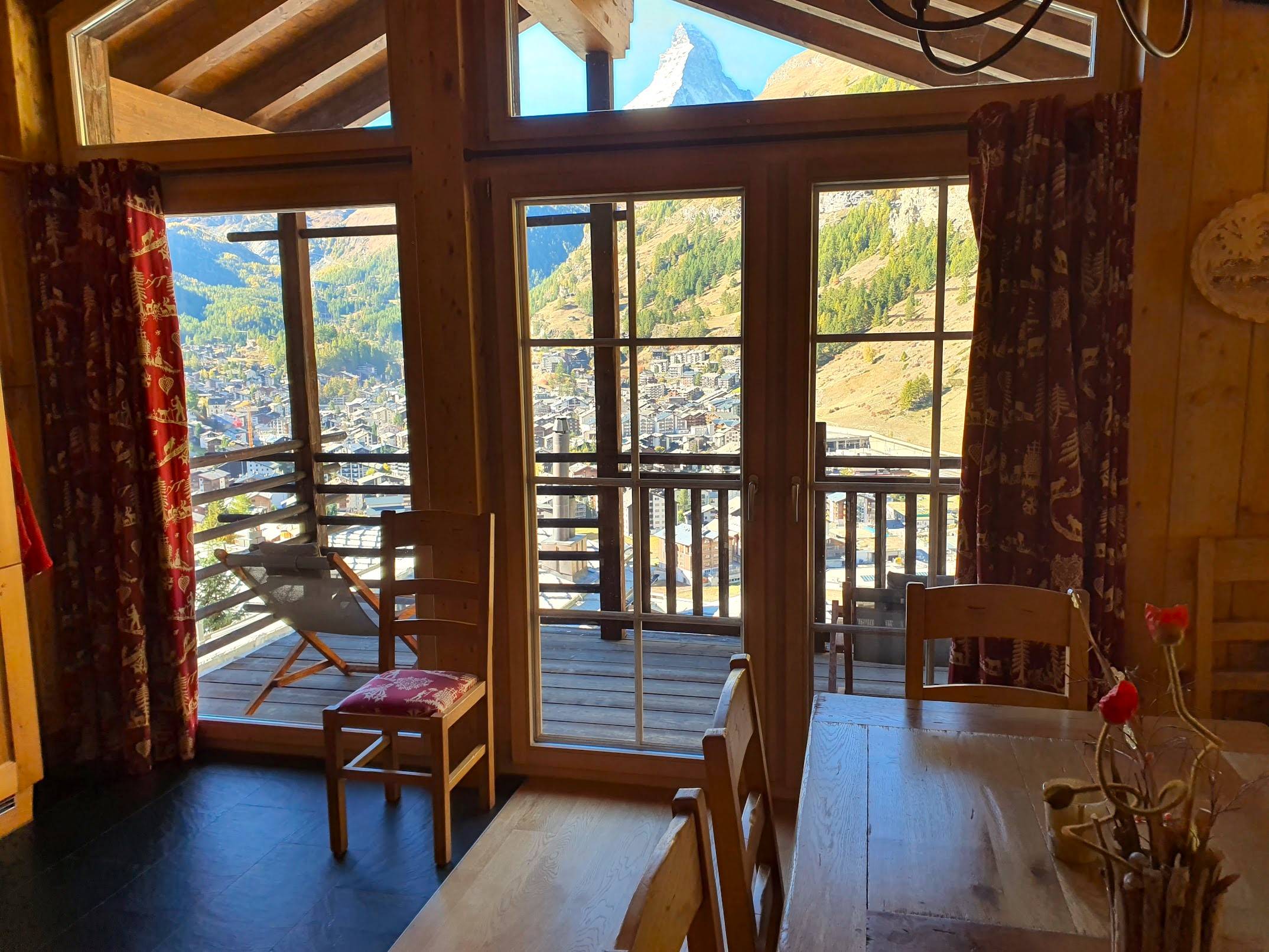 Gemütlicher Chalet-Wohnraum mit Bergblick