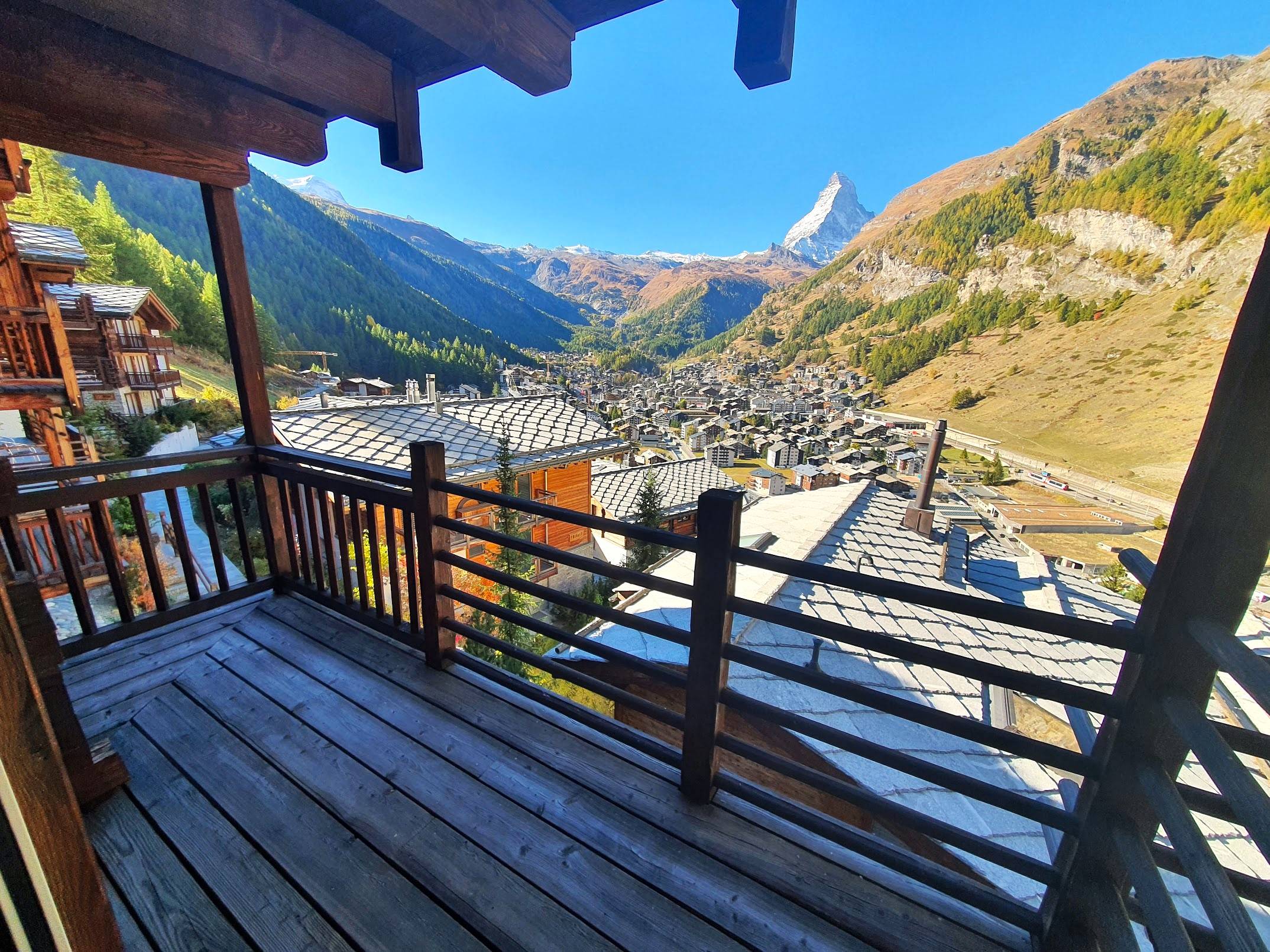 Balkon mit Bergpanorama