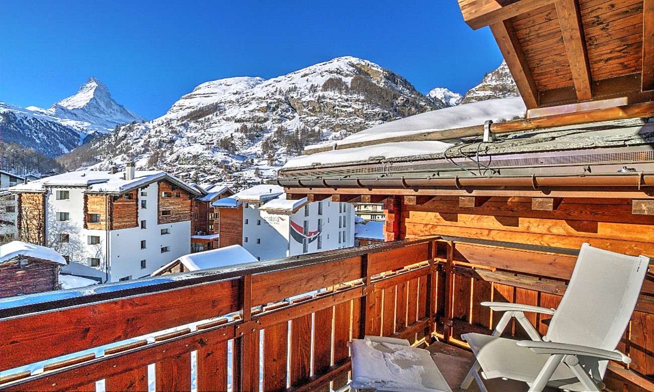Balkon mit Bergblick im Winter