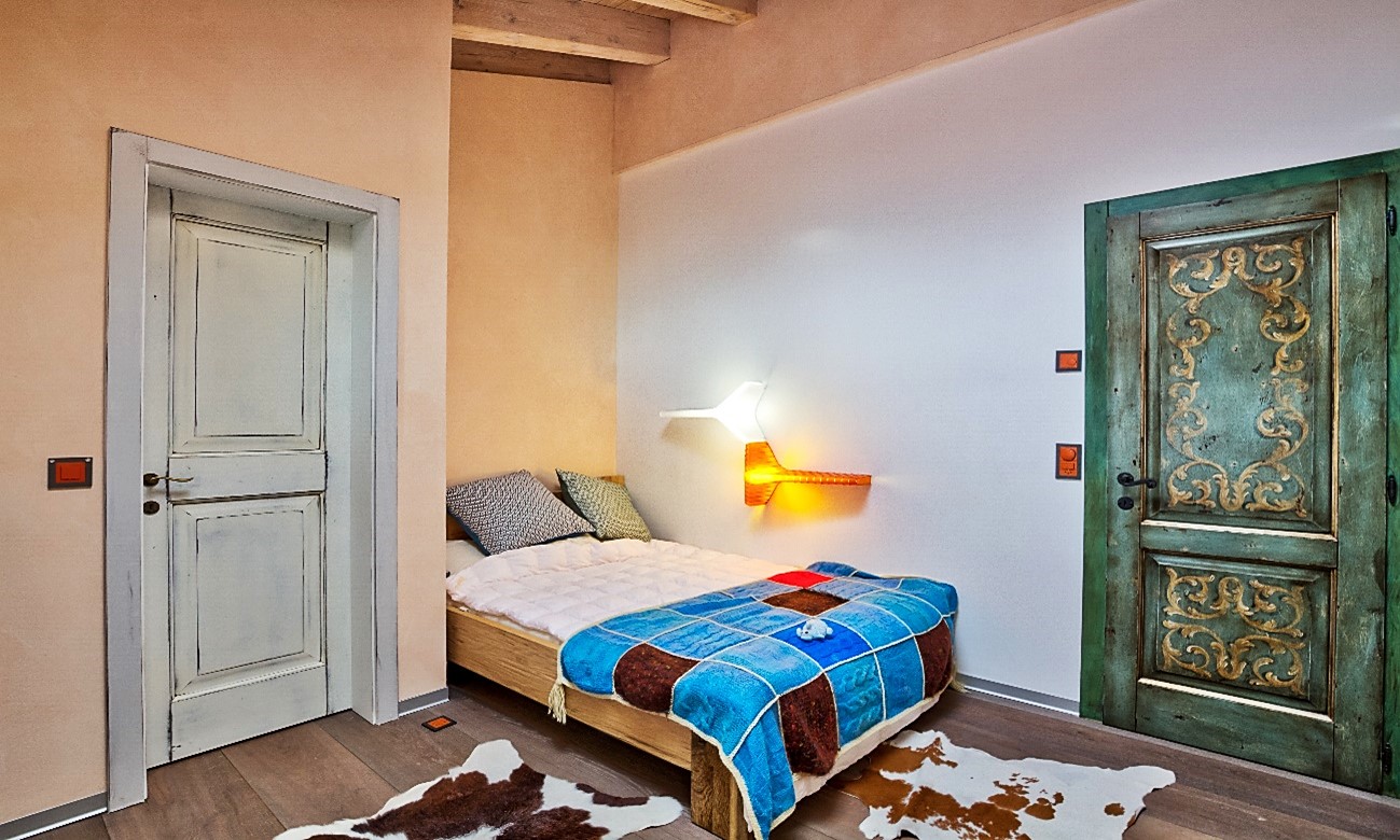 Gemütliches Schlafzimmer mit rustikalen Türen