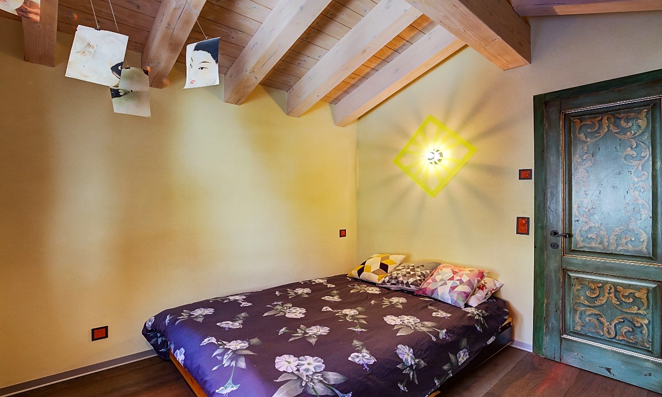 Gemütliches Schlafzimmer mit rustikalem Holzdekor